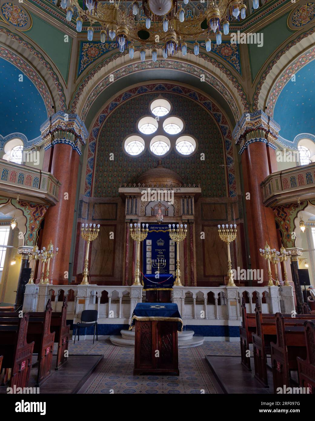 Interno della Sinagoga di Sofia con primo piano della tavola Shulchan e Hanukkah menorah, nella città di Sofia, Bulgaria, 30 luglio 2023 Foto Stock