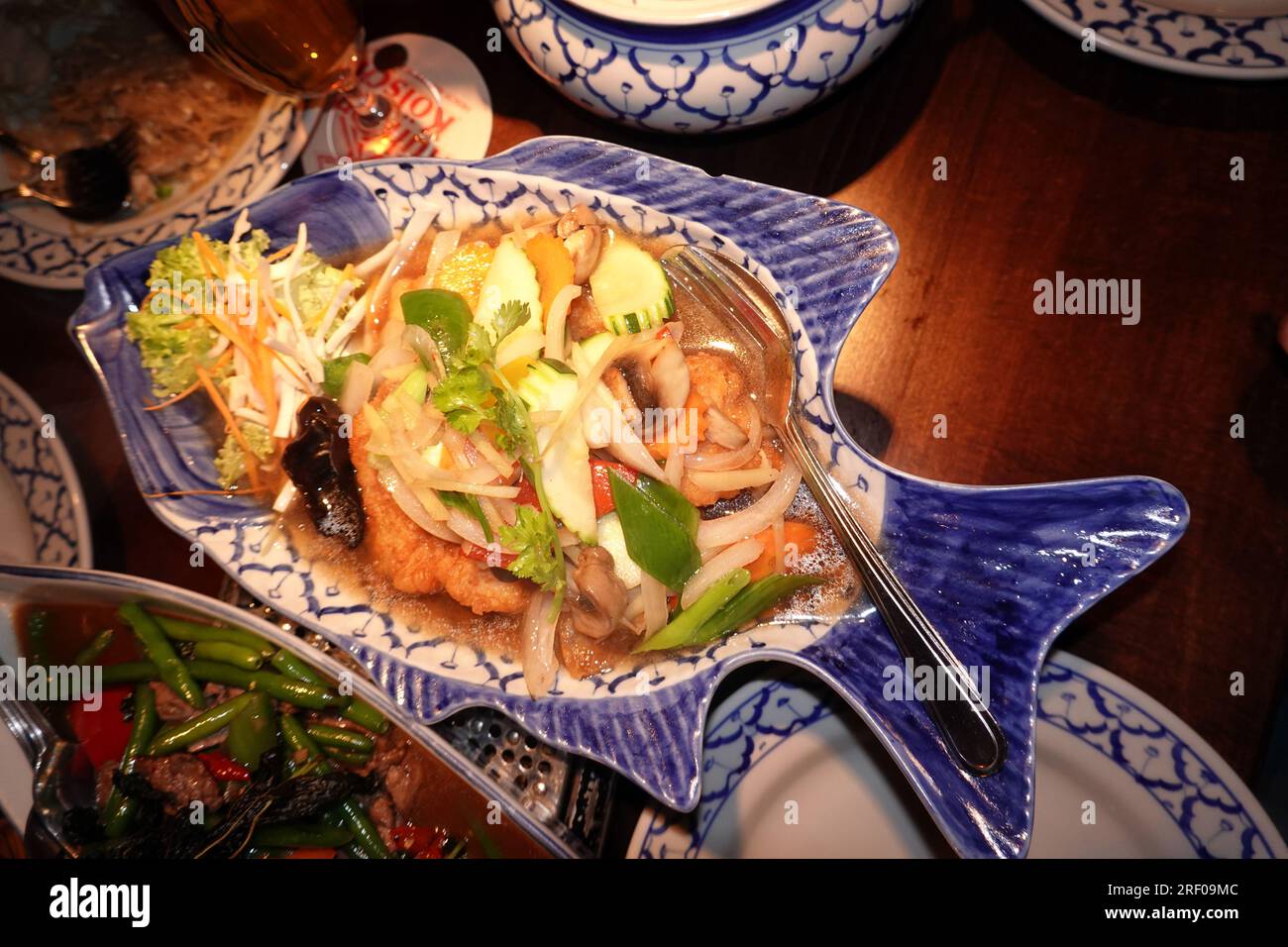 Rotbarsch-Filet auf thailändische Art, serviert in fischförmigen Teller Foto Stock