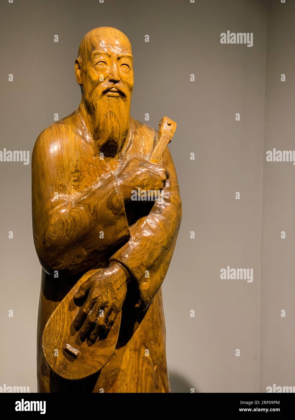 Kazakistan, Almaty. Statua di Korkyt Ata, un musicista semi-mitico e compositore del X secolo. Museo degli strumenti musicali popolari. Foto Stock
