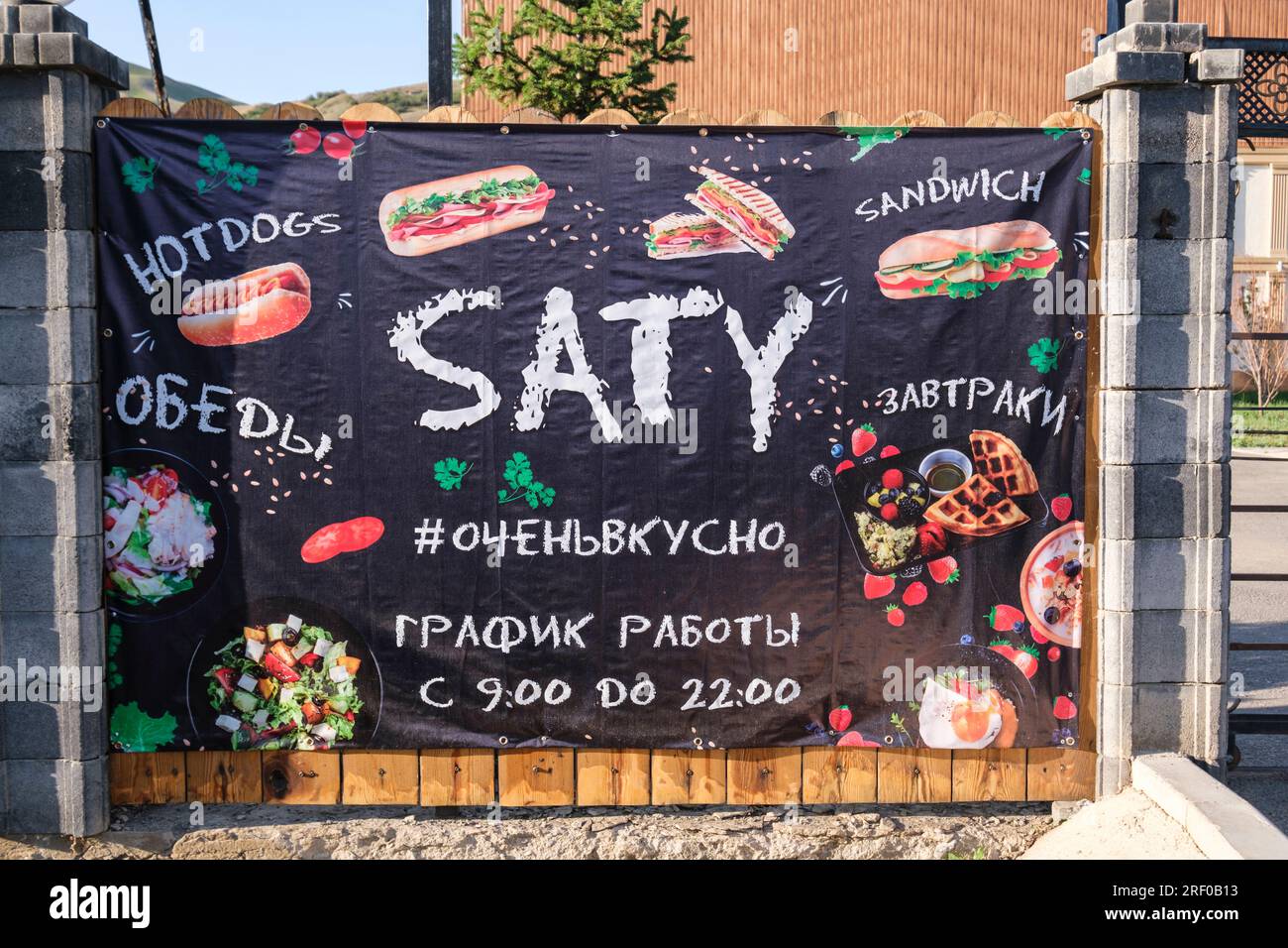 Kazakistan, insegna del ristorante del Saty Village Hotel. Foto Stock