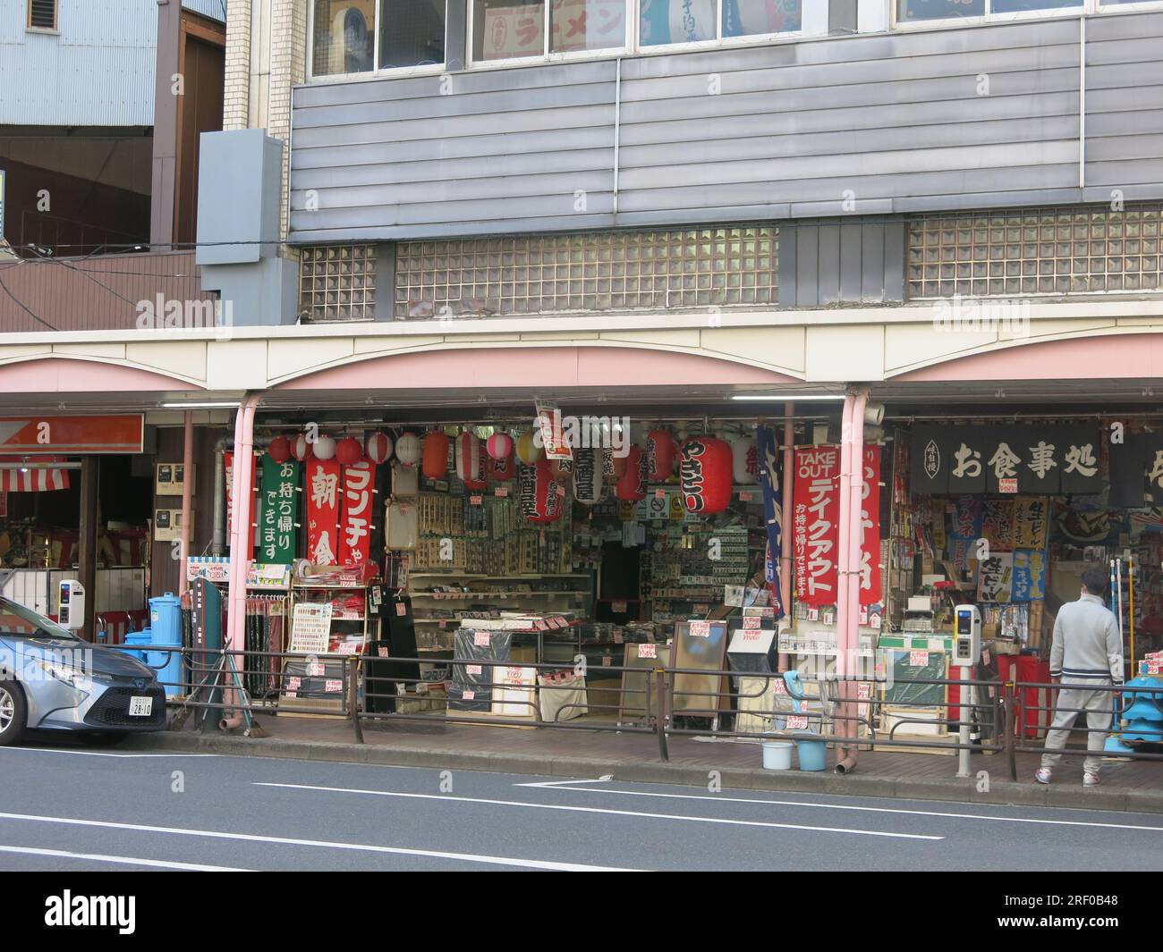 Kappabashi Dori o "Kitchen Street" è il quartiere dello shopping specializzato di Tokyo per la fornitura di pentole e stoviglie per il commercio di ristoranti. Foto Stock