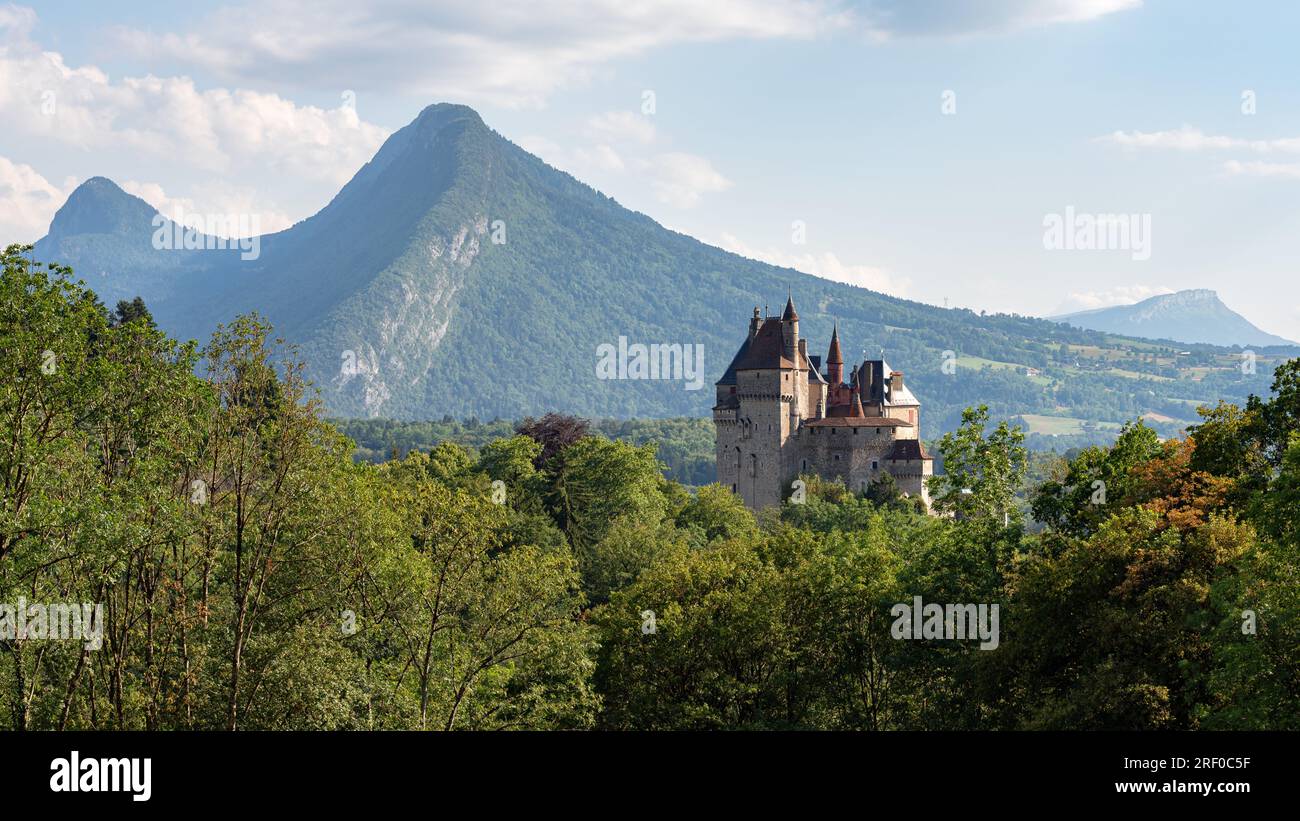 Castello di Menthon-Saint-Bernard, un castello medievale situato vicino al lago di Annecy, nel dipartimento francese dell'alta Savoia. Foto Stock