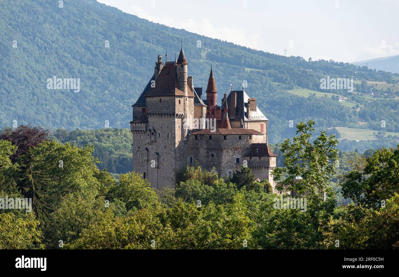 Castello di Menthon-Saint-Bernard, un castello medievale situato vicino al lago di Annecy, nel dipartimento francese dell'alta Savoia. Foto Stock