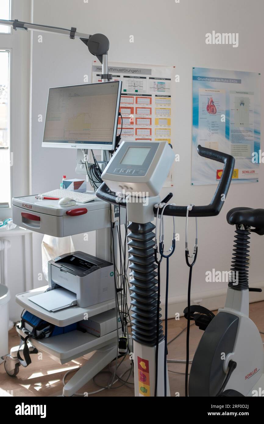 Apparecchiatura per la pratica medica cardiologica (elettrocardiogramma – ECG), test da sforzo o ECG sotto sforzo e monitor Holter. Foto Stock