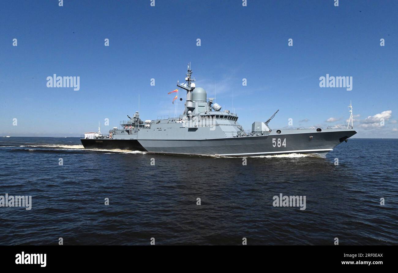 San Pietroburgo, Russia. 30 luglio 2023. La corvetta della marina russa classe Karakurt Odintsovo salpa durante la parata della giornata della Marina Russa nel Golfo di Finlandia, il 30 luglio 2023 a St. Pietroburgo, Russia. Credito: Alexander Kazakov/Cremlino Pool/Alamy Live News Foto Stock