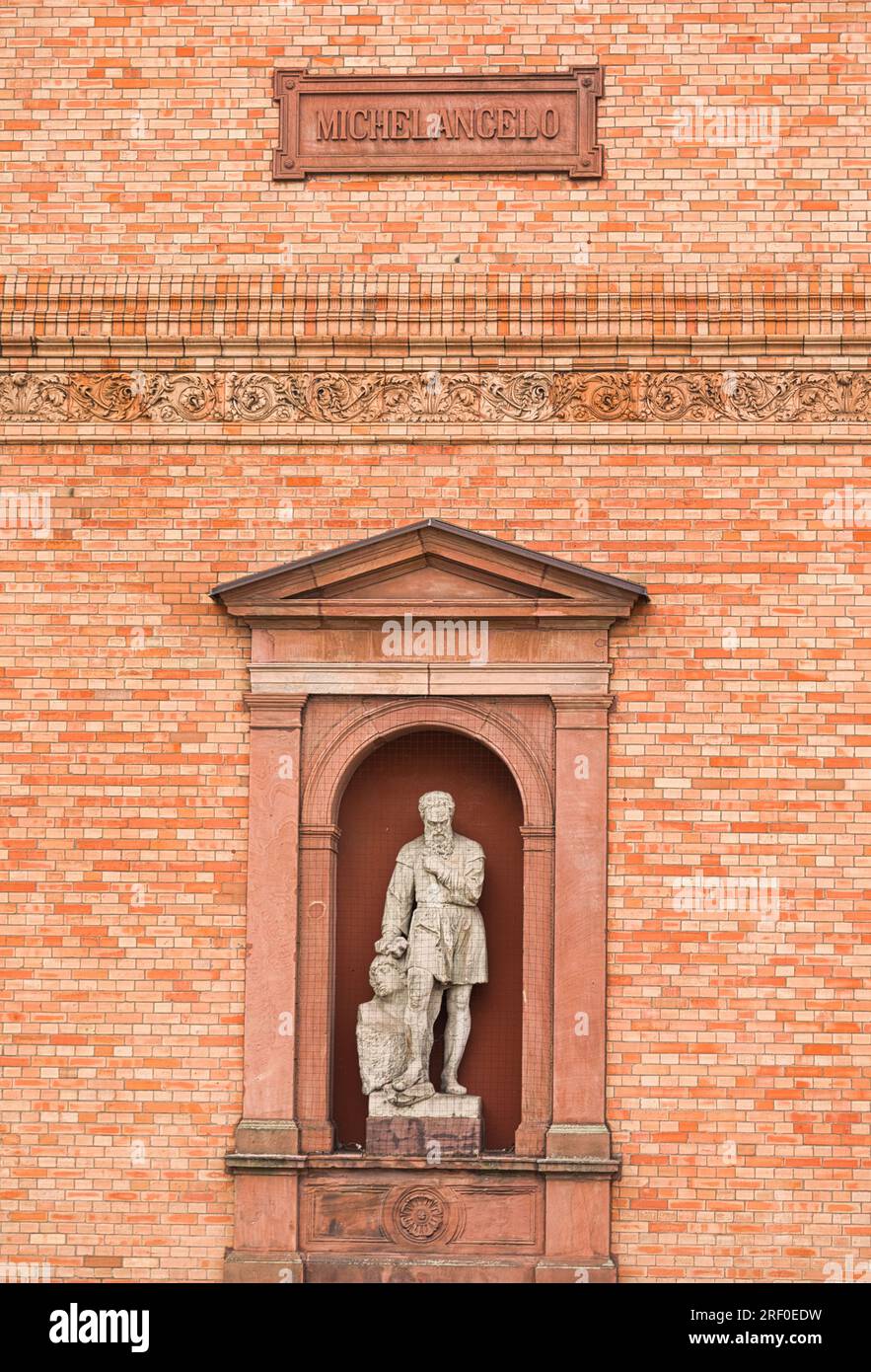 Statua scultorea del grande pittore, architetto, scultore e poeta italiano Michelangelo sulla facciata del museo d'arte Kunsthalle di Amburgo, Amburgo, Germania Foto Stock