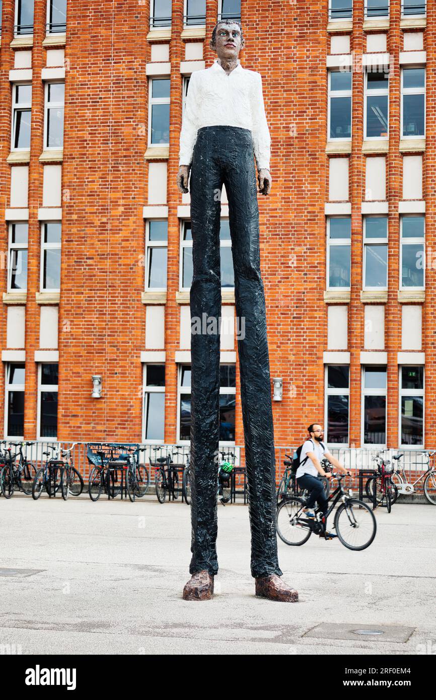 Scultura in bronzo "Man" di Stephan Balkenhol all'esterno della Biblioteca centrale di Amburgo, Arno-Scmidt Platz, Amburgo, Germania Foto Stock