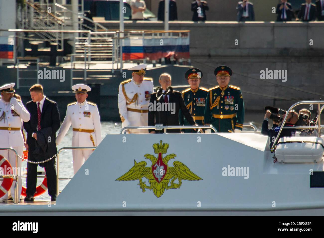 St Pietroburgo, Russia. 30 luglio 2023. Il presidente russo Vladimir Putin (centro) ispeziona le navi da guerra da una barca e si congratula con i militari durante l'inizio della principale parata navale dedicata alla giornata della Marina russa a San Pietroburgo. (Foto di Artem Priakhin/SOPA Images/Sipa USA) credito: SIPA USA/Alamy Live News Foto Stock