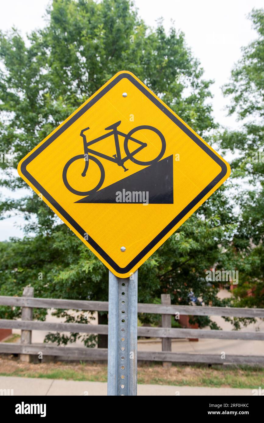 Un cartello per i ciclisti sul Razorback Greenway a Rogers, Arkansas, avverte i piloti di una ripida pendenza davanti. Foto Stock