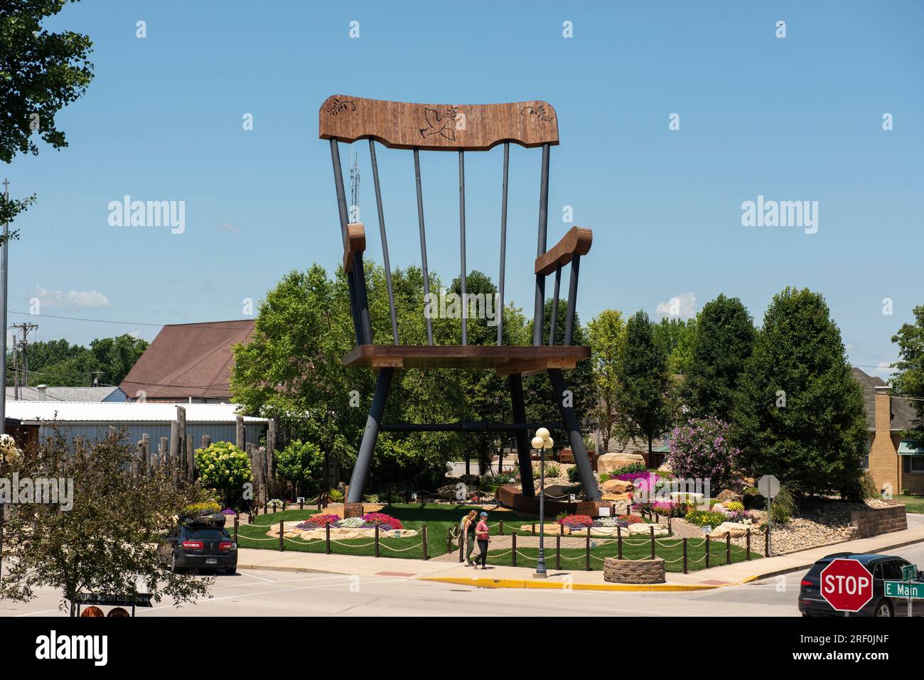 World's Largest Rocking Chair ha rivendicato il titolo il 20 ottobre 2015. E' alto 56 piedi, 46.200 libbre. Si trova al 117 di East Street Casey, Illinois. Foto Stock