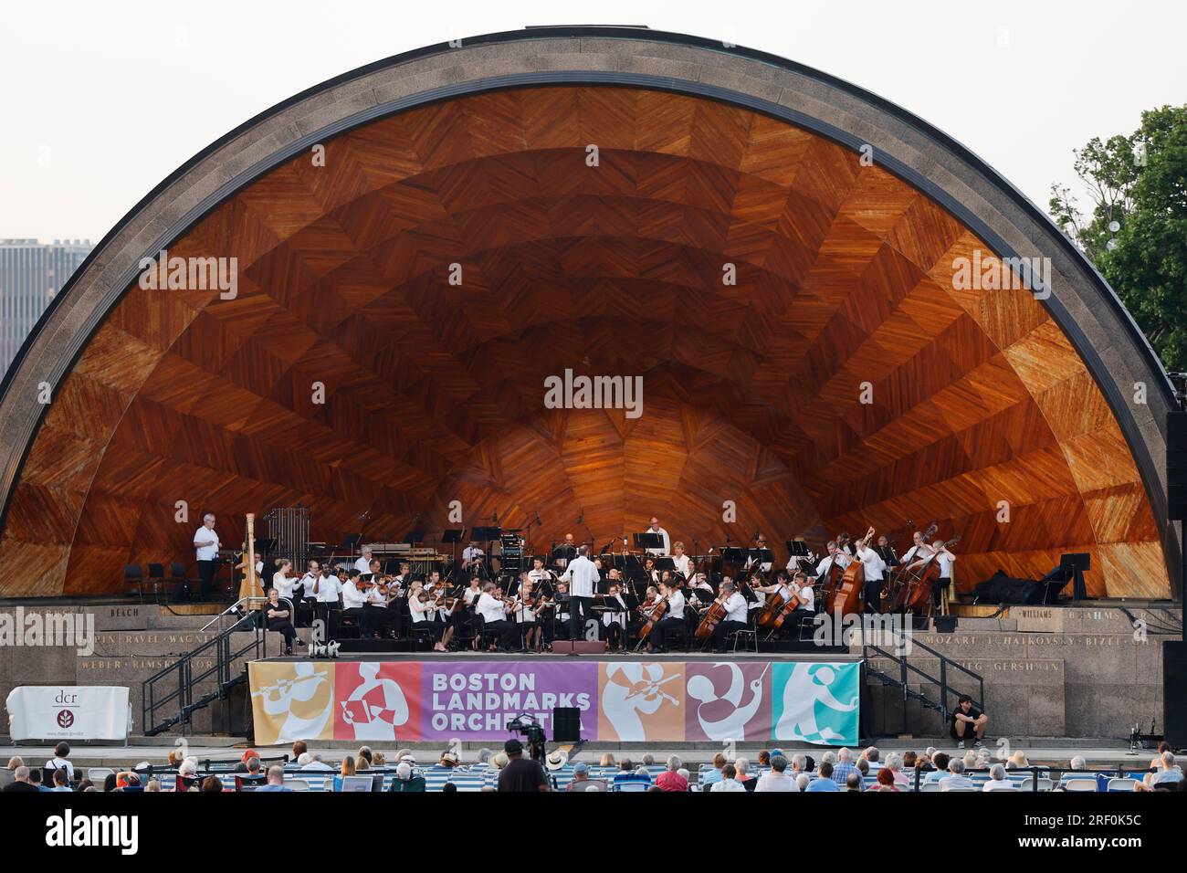 Esibizione della Boston Landmarks Orchestra presso l'Hatch Shell Boston Massachusetts Foto Stock