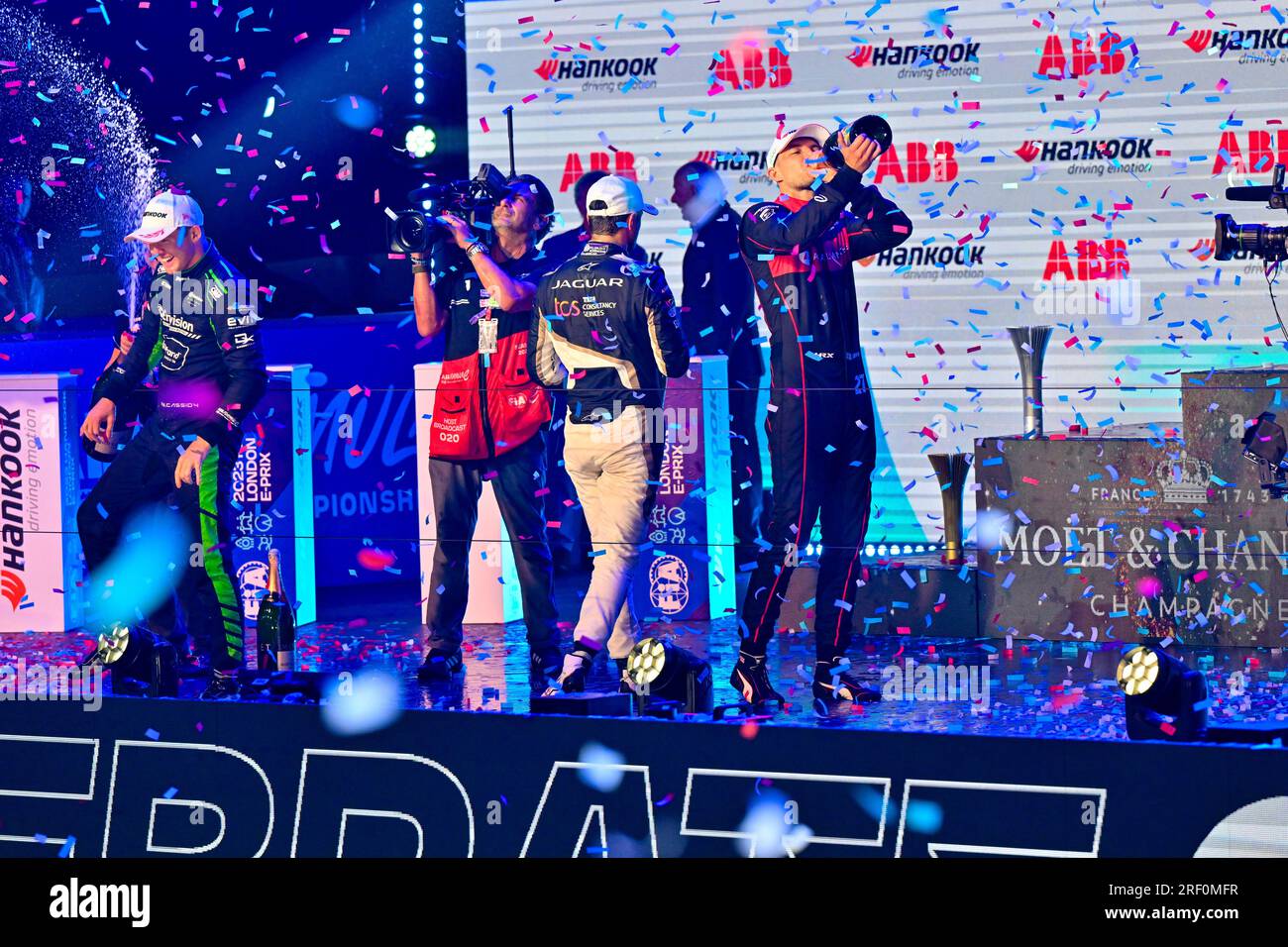 Excel, Londra, Regno Unito il 30 2023 luglio. Le celebrazioni del podio alla gara finale della serie di Formula e sono vinte da Nick CASSIDY, ENVISION RACING con il 2° posto Mitch EVANS, JAGUAR TCS RACING e il 3° posto Jake DENNIS, VALANGA ANDRETTI FORMULA e al HANKOOK 2023 London ABB Formula e World Championship all'Excel di Londra, Regno Unito il 30 2023 luglio. Crediti: Francis Knight/Alamy Live News Foto Stock