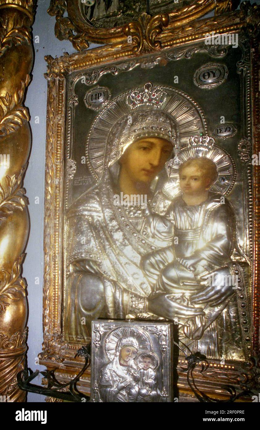Contea di Neamt, Romania, 1999. Icona raffigurante la Vergine Maria che tiene il bambino all'interno della chiesa della "Dormizione della Vergine Maria" nel monastero di Varatec. Foto Stock