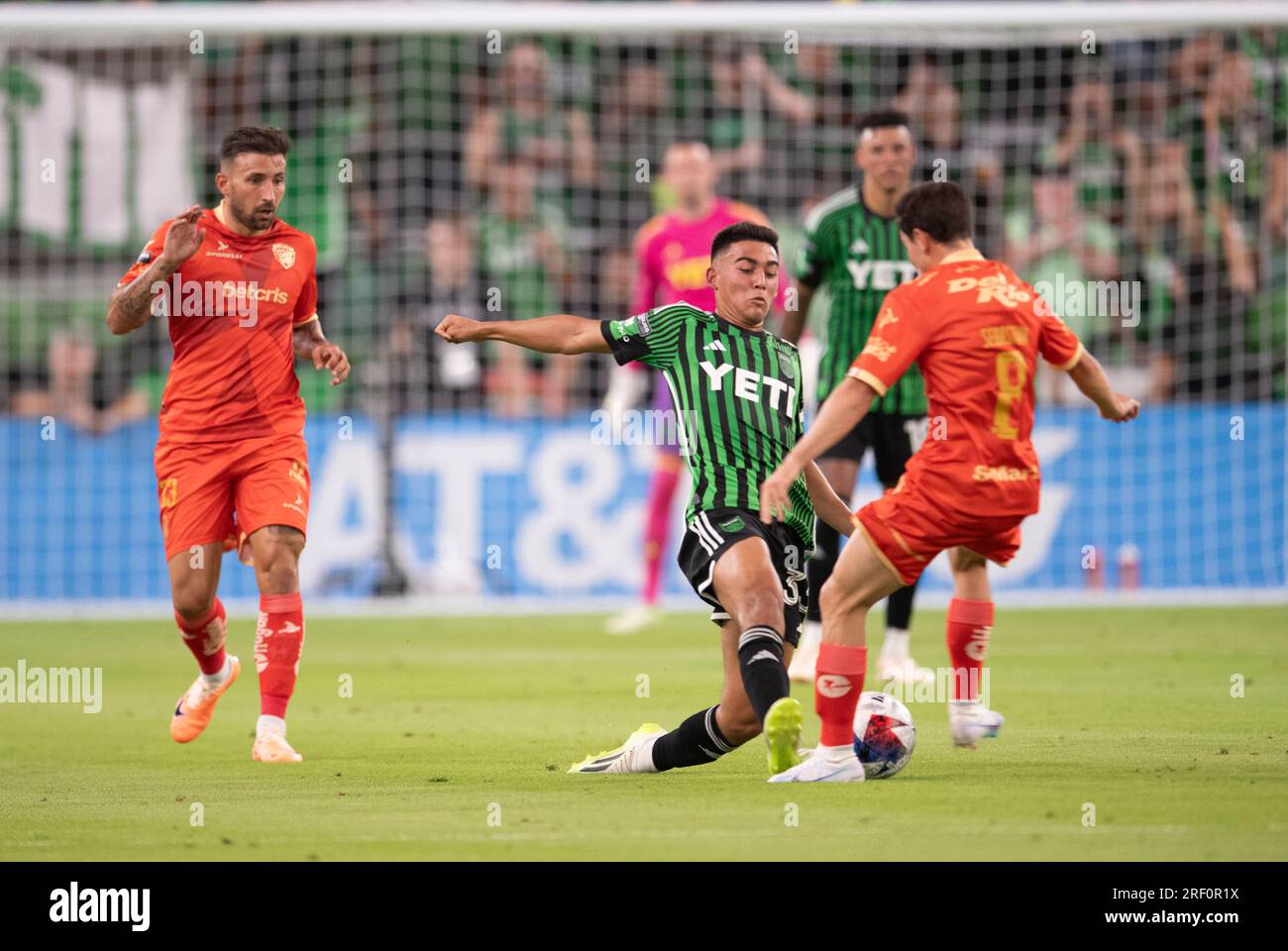 OWEN WOLFF (33) dell'Austin FC passa attraverso le gambe del BOUQUET SEBASTIAN PEREZ dell'FC Juarez (8) durante la prima metà della giocata a gironi in una partita di calcio della Leagues Cup 2023 allo stadio Q2 di Austin il 29 luglio 2023. Juarez ha vinto per avanzare in Coppa mentre Austin è stato eliminato. ©Bob Daemmrich Foto Stock