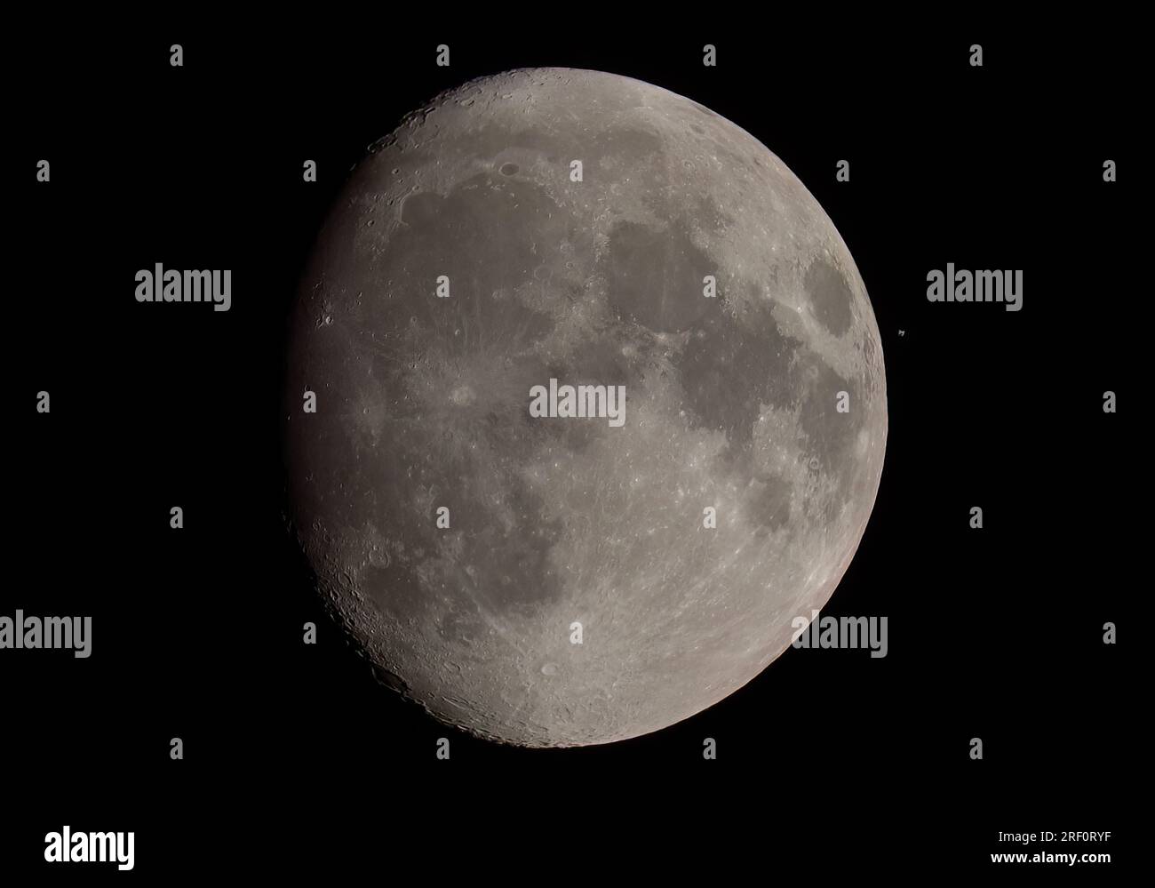 Stazione spaziale Internazionale (ISS) in transito attraverso la faccia della luna, Ottawa, Canada 29 luglio 2023 Foto Stock