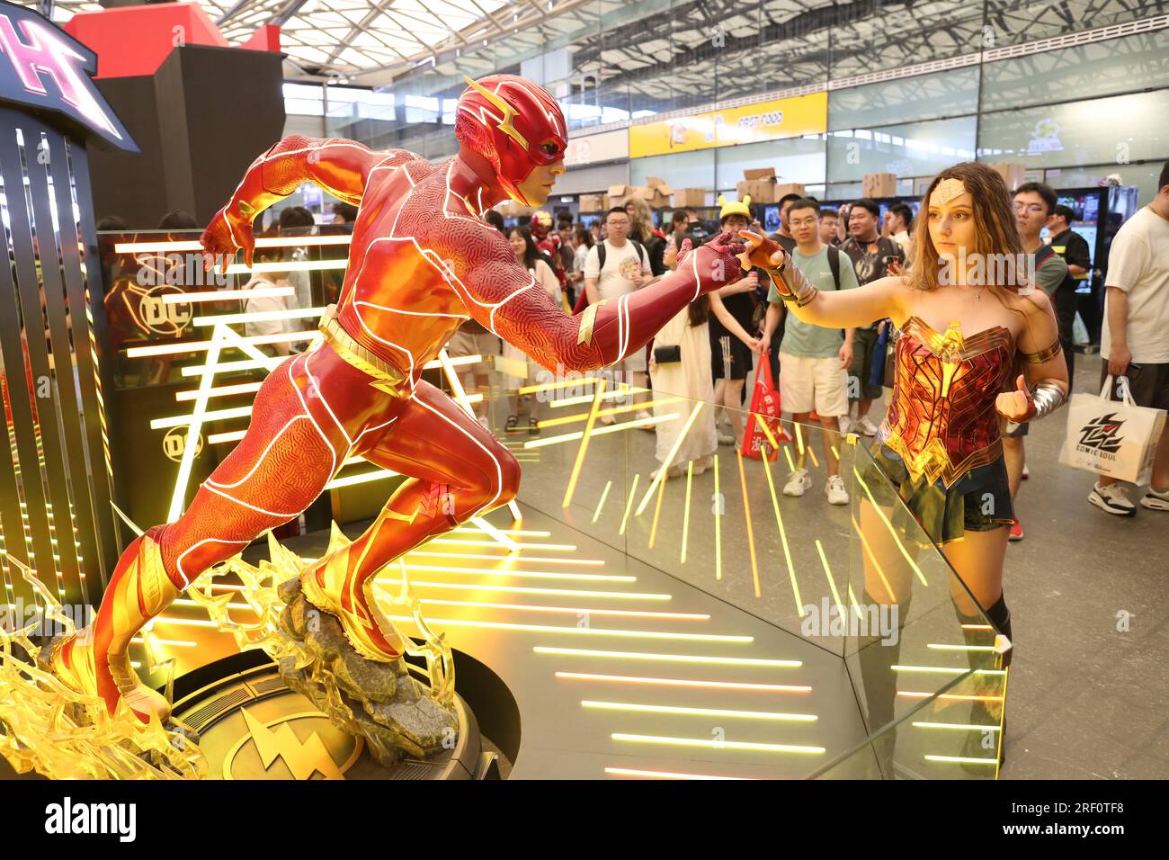 SHANGHAI, CINA - 30 LUGLIO 2023 - la scultura in cera Flash e i giocatori d'oltremare cosplay Wonder Woman al ChinaJoy di Shanghai, Cina, 30 luglio 2023. Foto Stock
