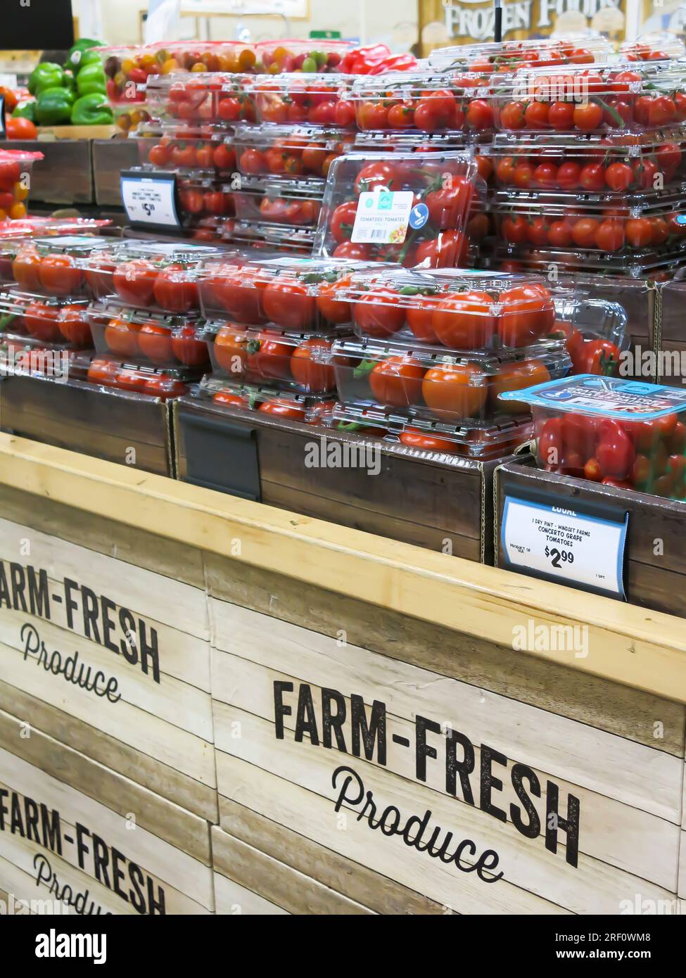 Pomodori confezionati in vendita al supermercato Foto Stock Pomodori confezionati in vendita al supermercato Foto Stock