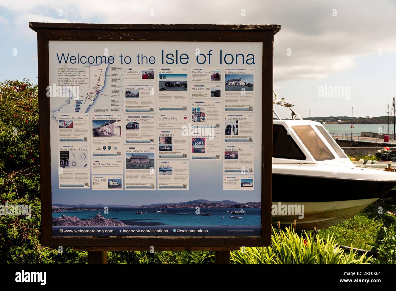 Isola di Iona, Scozia, Regno Unito. 6 giugno 2023. Cartello di benvenuto a Baile Mor sull'isola di Iona, in Scozia. Foto Stock