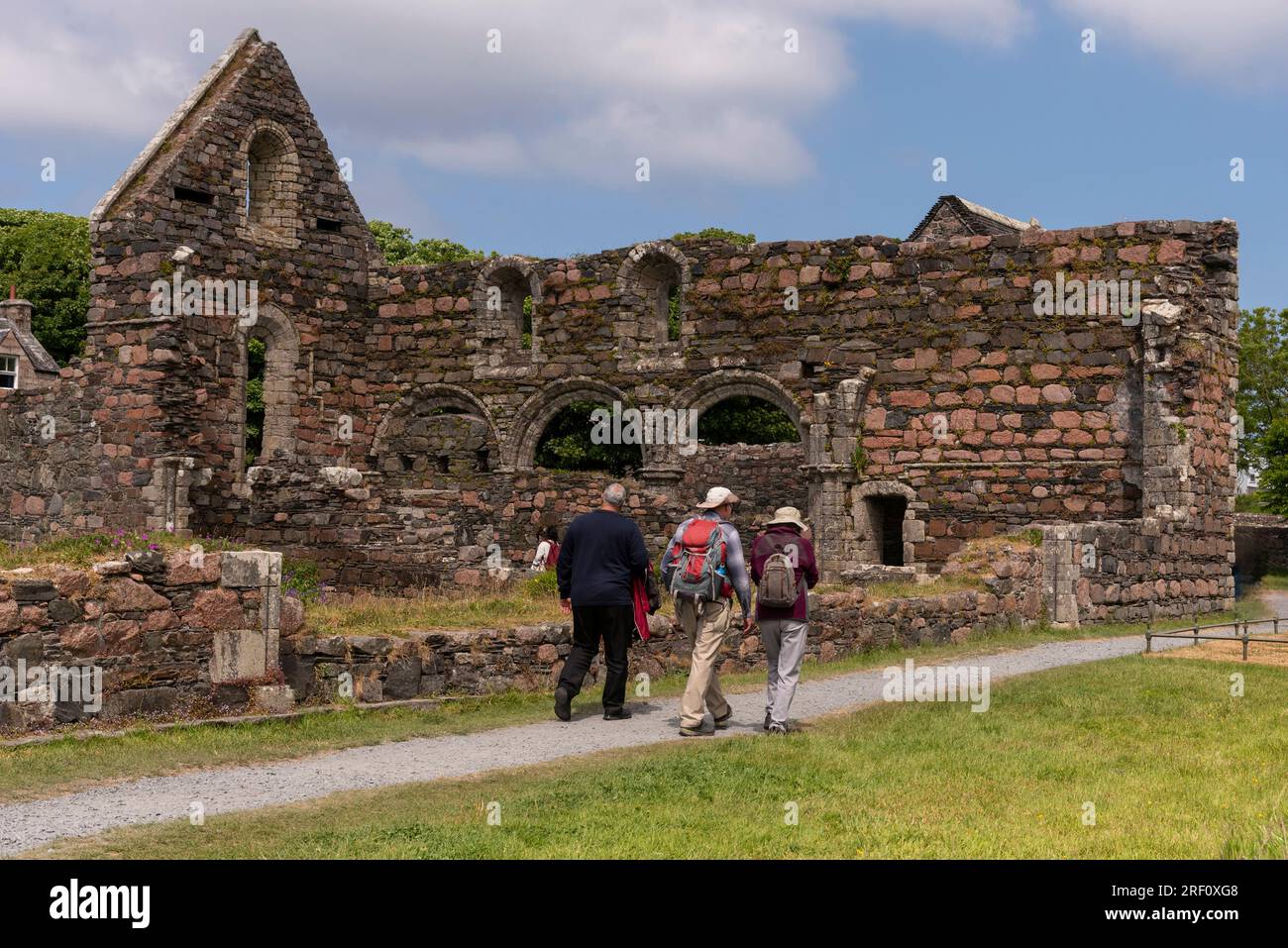 Isola di Iona, Scozia, Regno Unito. 6 giugno 2023. I turisti che visitano il convento di Iona, uno dei monasteri medievali meglio conservati del Regno Unito. Isola di Iona, Regno Unito Foto Stock