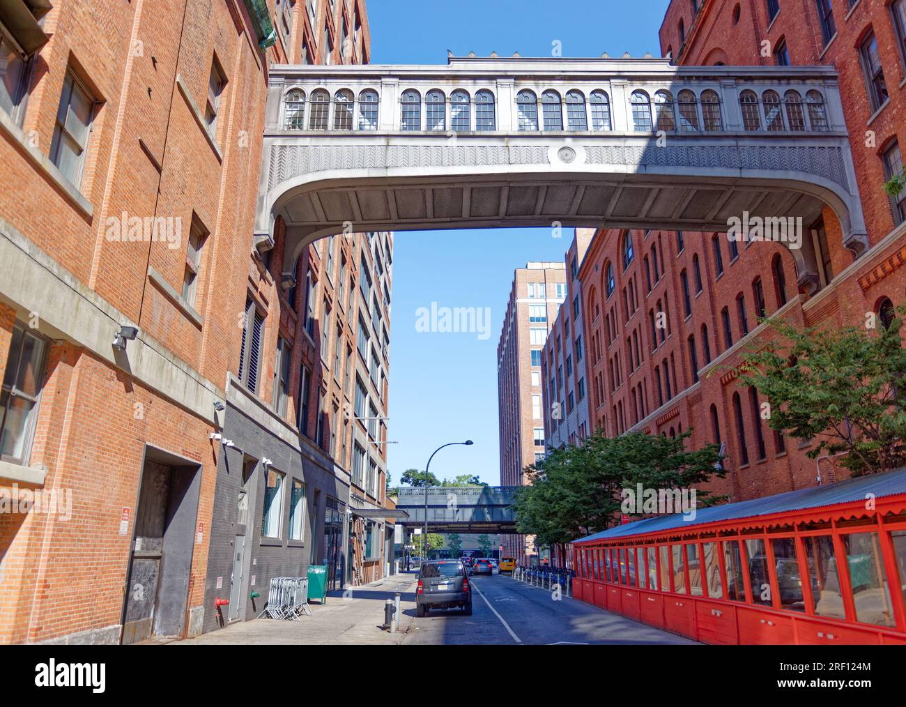 Chelsea: Questo ponte sopraelevato ora dormiente collegava la fabbrica Nabisco (ora Chelsea Market) con i suoi uffici in West 15th Street. Foto Stock
