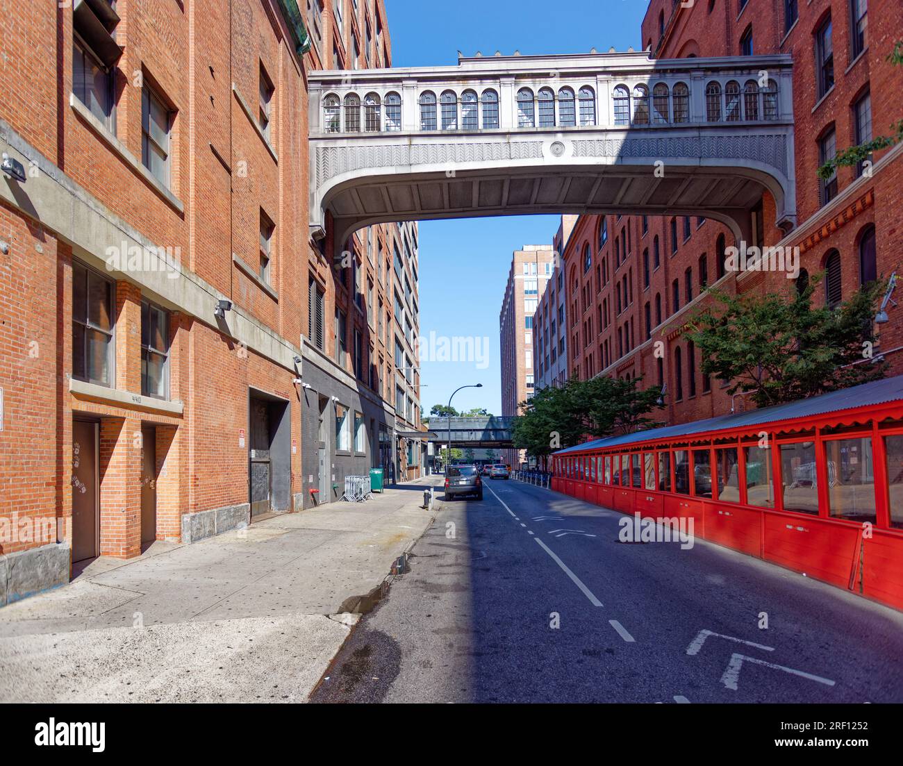 Chelsea: Questo ponte sopraelevato ora dormiente collegava la fabbrica Nabisco (ora Chelsea Market) con i suoi uffici in West 15th Street. Foto Stock