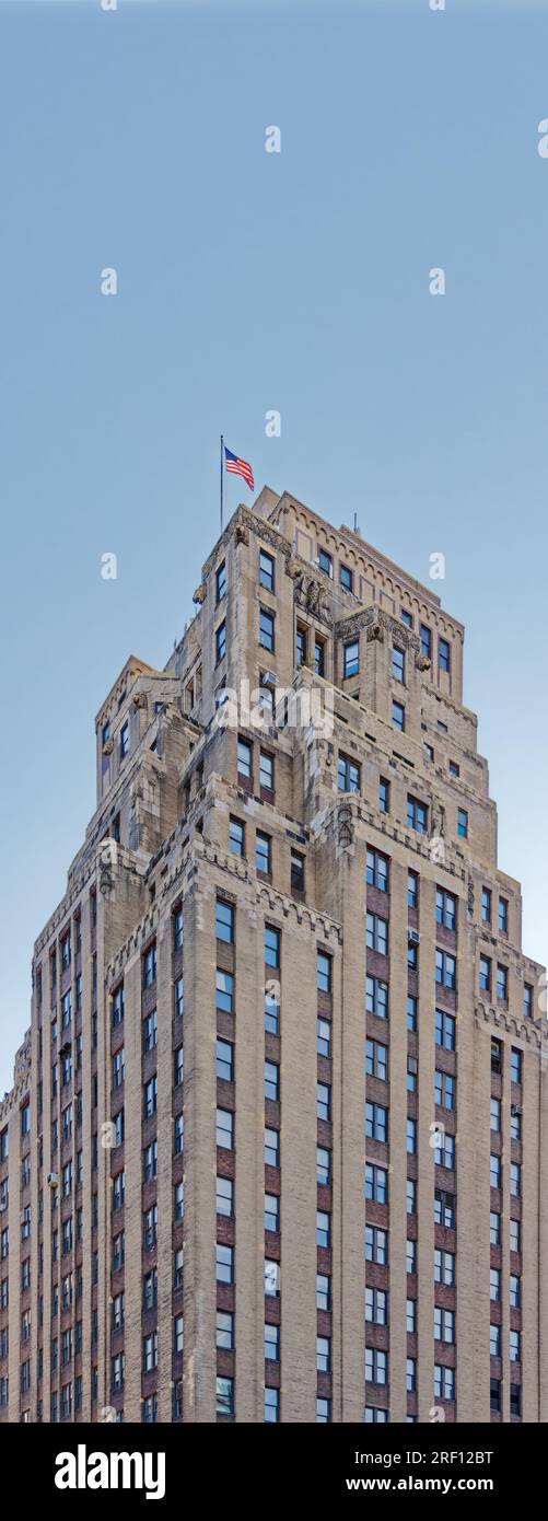 Chelsea: Le finestre e i campanili in mattoni scuri creano strisce verticali, accentuando l'altezza del Bankers Trust Company Building, 80 Eighth Avenue. Foto Stock