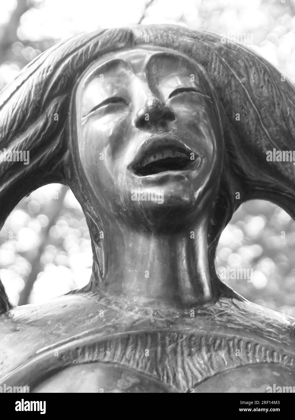 Scultura di giocolieri e musa nel parco del castello di Schloss Neersen in Germania di Michael Franke Foto Stock