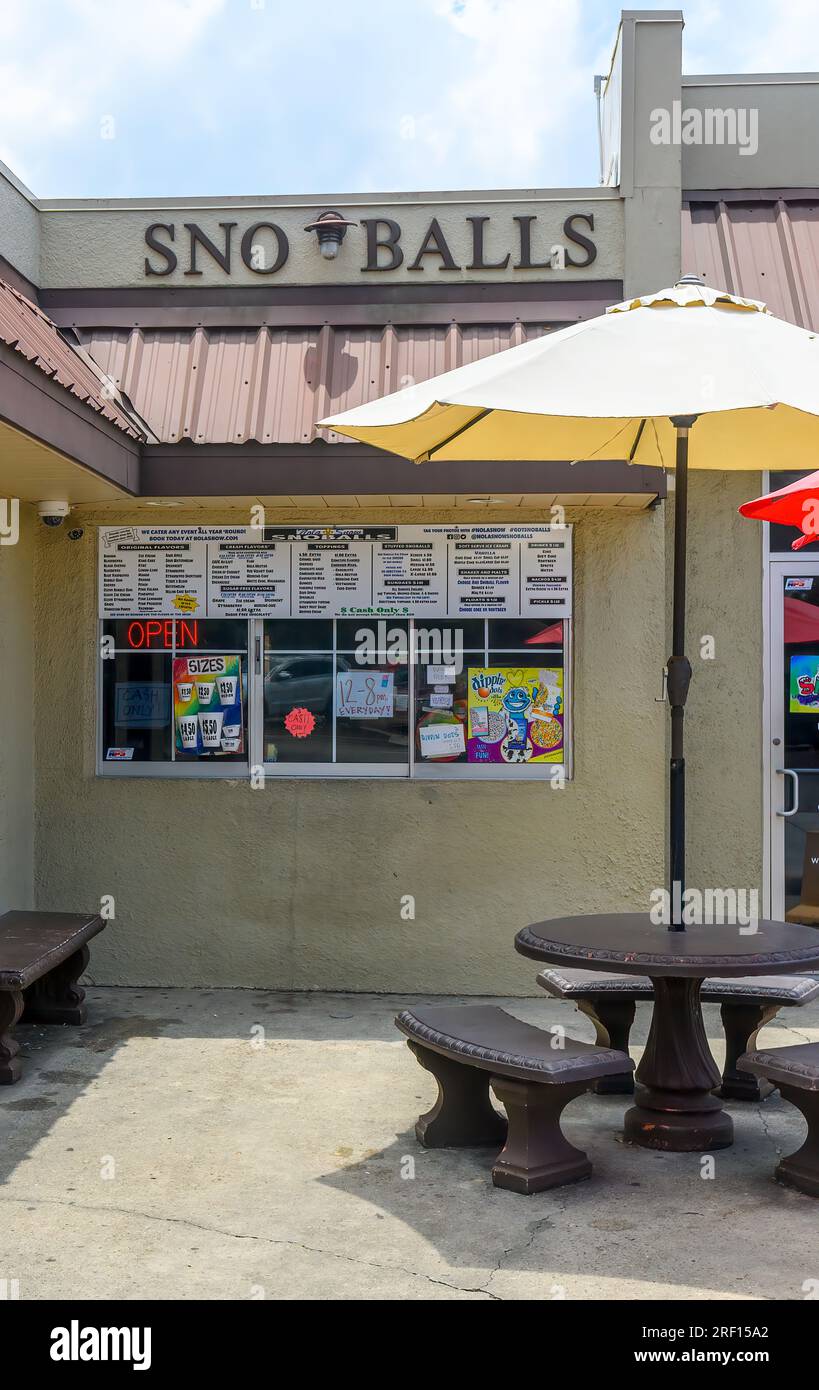 NEW ORLEANS, LOS ANGELES, USA - 29 LUGLIO 2023: Davanti a Nola Snow Snoballs su Harrison Avenue nel quartiere di Lakeview Foto Stock