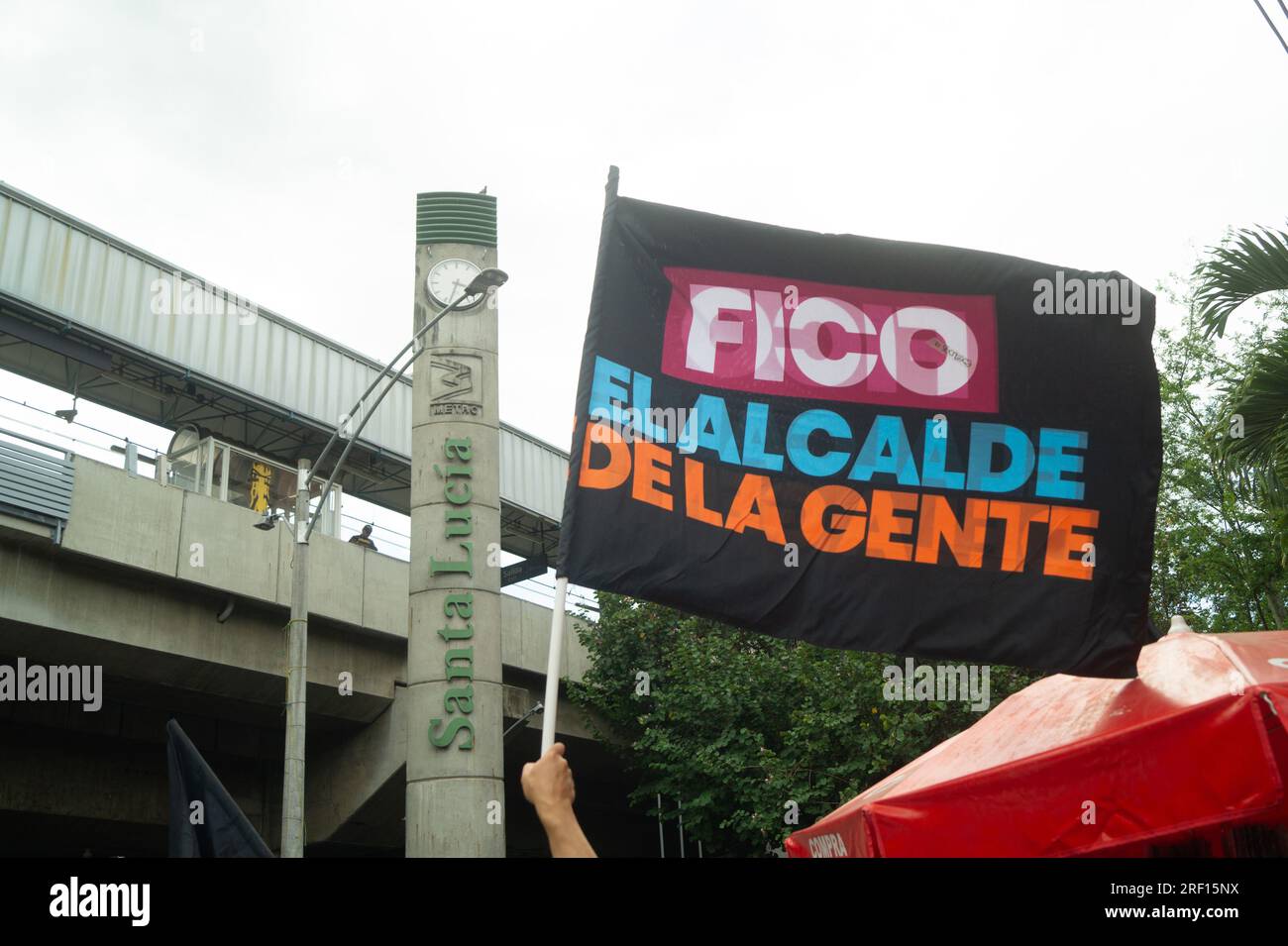 Bogotà, Colombia. 30 luglio 2023. I sostenitori ondeggiano bandiere politiche durante l'evento di annuncio dell'ex candidato alla presidenza Federico Gutierrez "Fico" come candidato per l'ufficio dei sindaci di Medellin, 30 luglio 2023. Foto di: Jessica Patino/Long Visual Press Credit: Long Visual Press/Alamy Live News Foto Stock