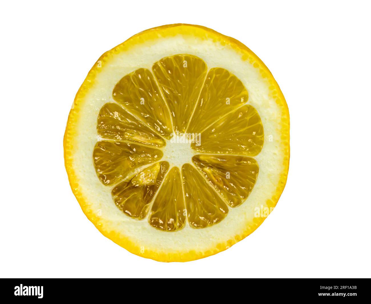 Primo piano vivace e rinfrescante di una succosa fetta di limone, perfetta per aggiungere un tocco di freschezza a qualsiasi design. Isolato su sfondo bianco. Foto Stock