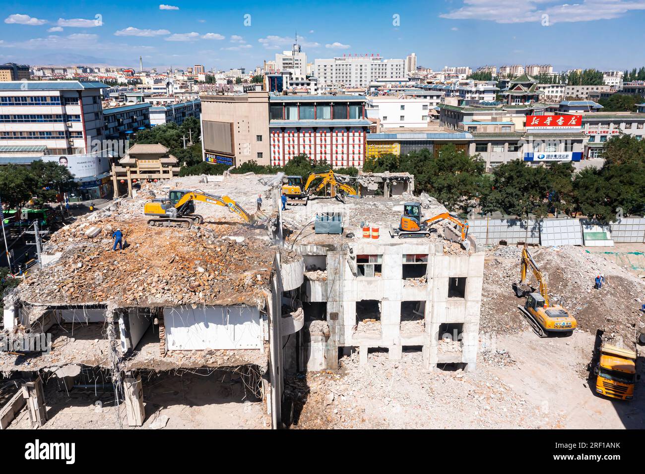 JIUQUAN, CINA - 14 LUGLIO 2023 - foto aerea del sito di demolizione di un edificio cittadino nell'angolo sud-est della Torre del tamburo, Jiuquan, Gansu Prov Foto Stock