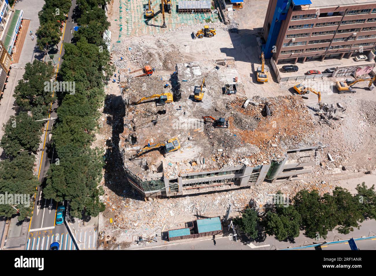 JIUQUAN, CINA - 14 LUGLIO 2023 - foto aerea del sito di demolizione di un edificio cittadino nell'angolo sud-est della Torre del tamburo, Jiuquan, Gansu Prov Foto Stock