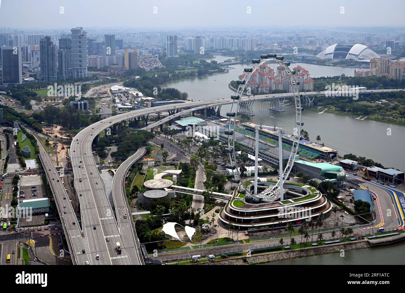 Singapore - 27 luglio 2023; Singapore Flyer Observation Wheel amd Motorways Aerial View. Foto Stock