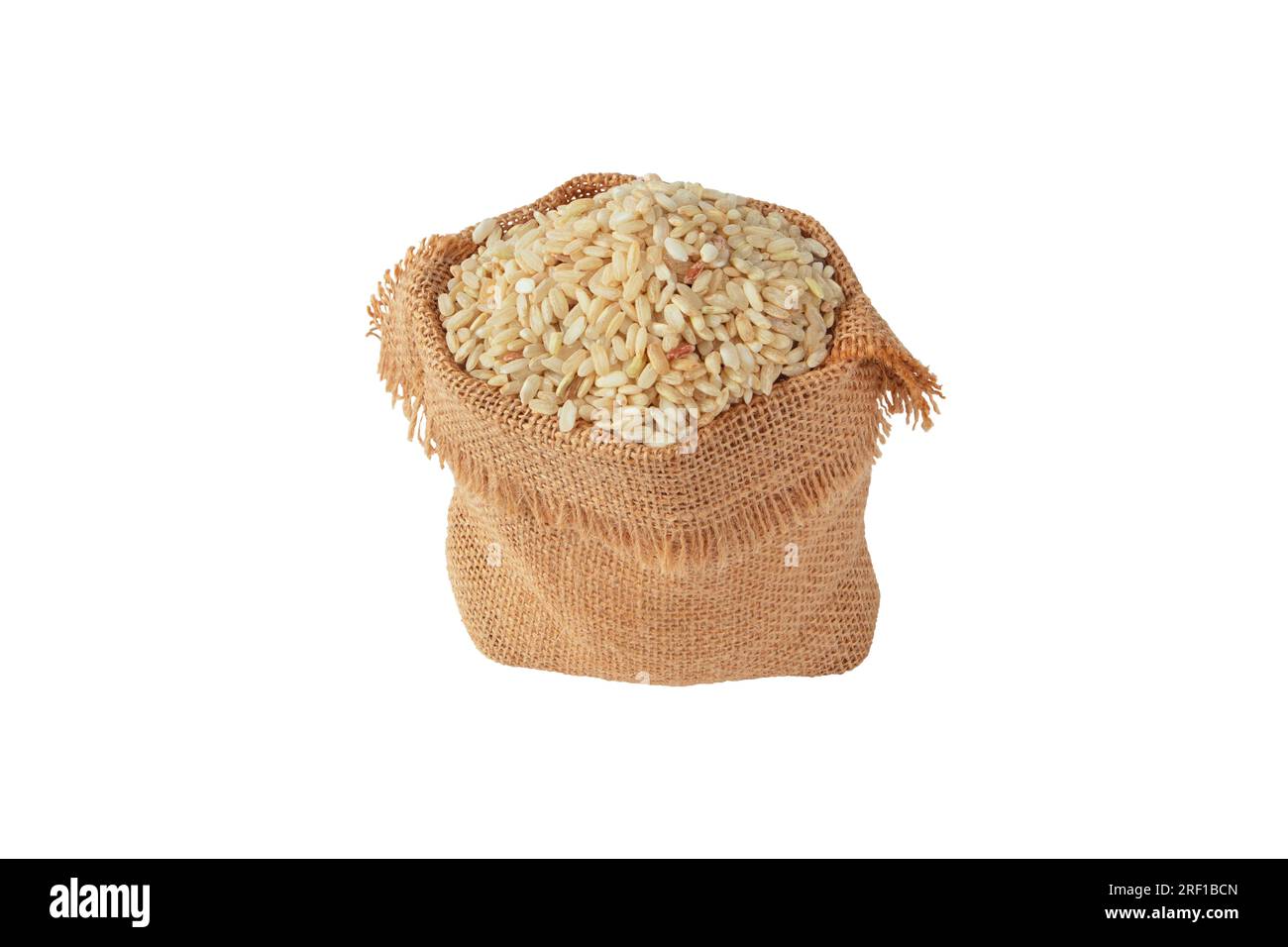 Grano di riso marrone nel sacco di tela di iuta isolato su bianco. Cereali integrali crudi e crudi non cotti. Foto Stock