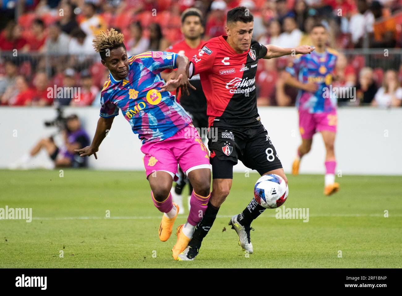 Toronto, Ontario, Canada. 30 luglio 2023. Latif Blessing #11 (L) e Mateo Garcia #8 (R) in azione durante la partita della Leagues Cup tra Toronto FC e Atlas FC al BMO Field di Toronto. Il gioco si è concluso nel 0-1 (Credit Image: © Angel Marchini/ZUMA Press Wire) SOLO PER USO EDITORIALE! Non per USO commerciale! Foto Stock