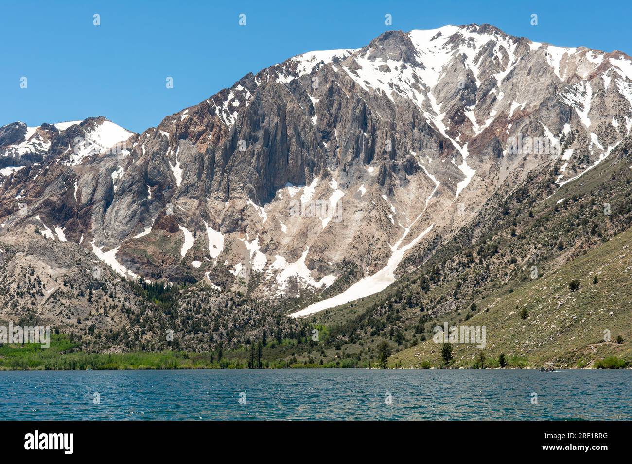 La tranquilla bellezza del lago Convict nelle alte Sierras Foto Stock