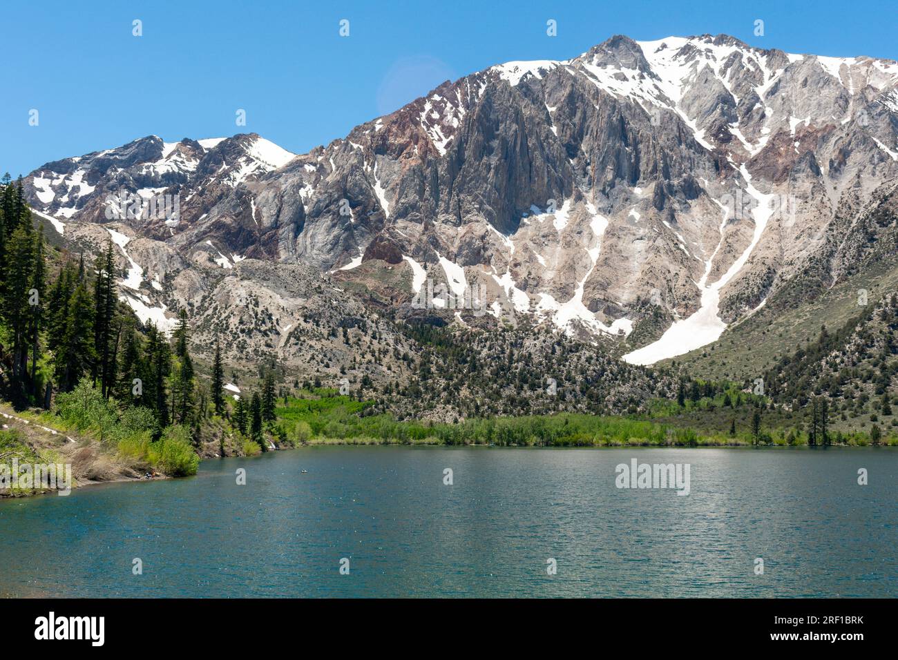 La tranquilla bellezza del lago Convict nelle alte Sierras Foto Stock