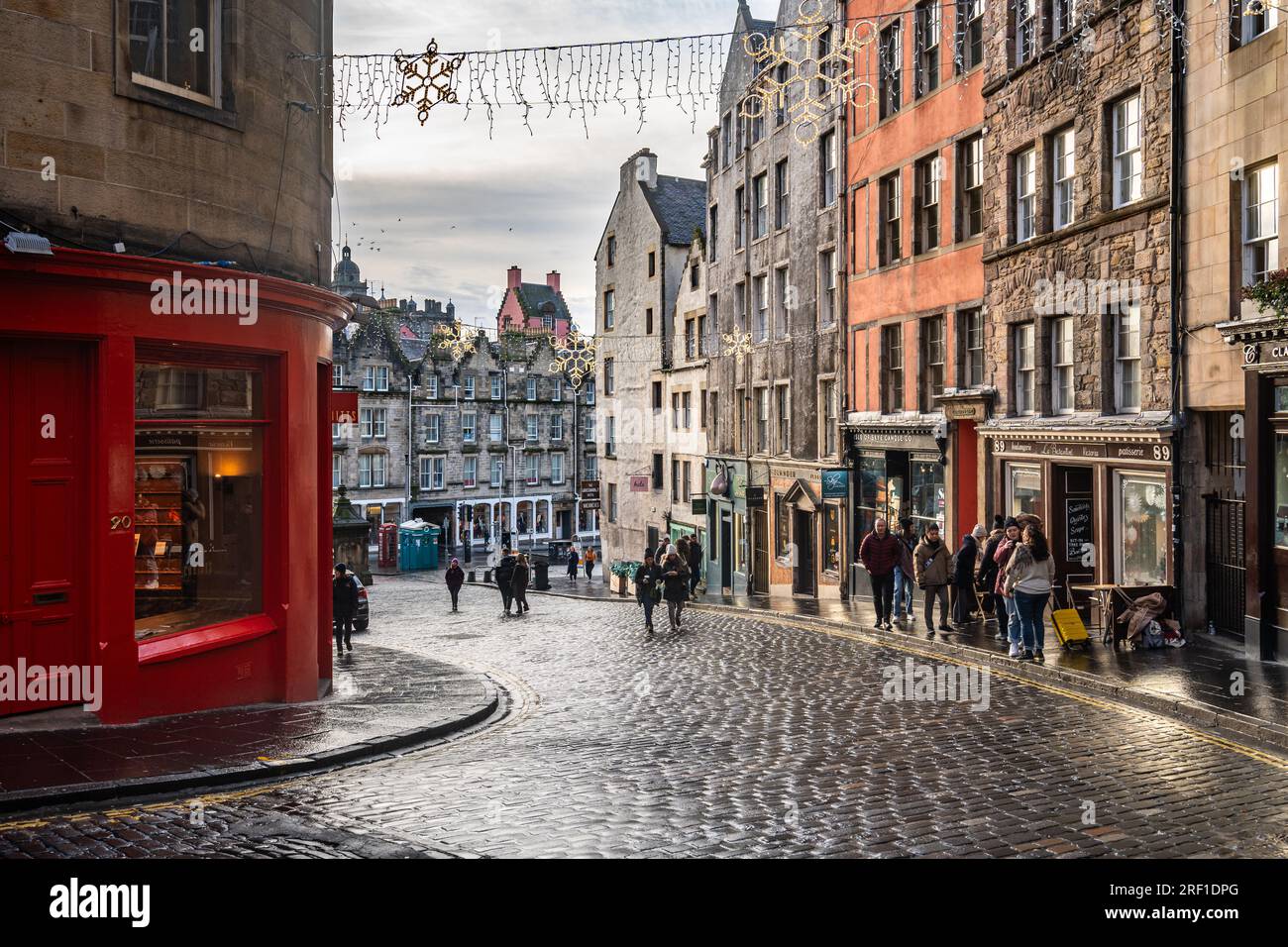 Victoria Street, con i suoi colorati negozi ed edifici, è una delle località più fotografate di Edimburgo. Edimburgo, Scozia, gennaio 2023. Foto Stock