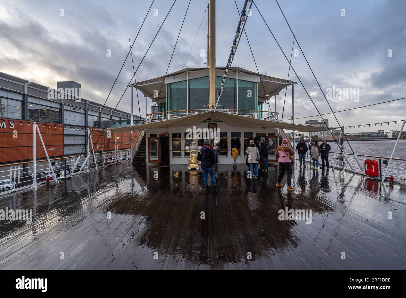Edimburgo, Scozia, gennaio 2023. Il ponte del Royal Yacht Britannia, una delle attrazioni turistiche più visitate di Edimburgo Foto Stock