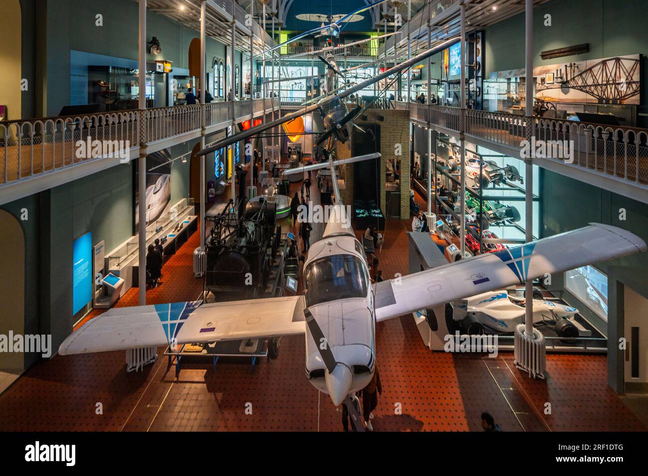 Edimburgo, Scozia, gennaio 2023. Vecchi aerei e velivoli al National Museum of Scotland, il museo più visitato di Edimburgo Foto Stock