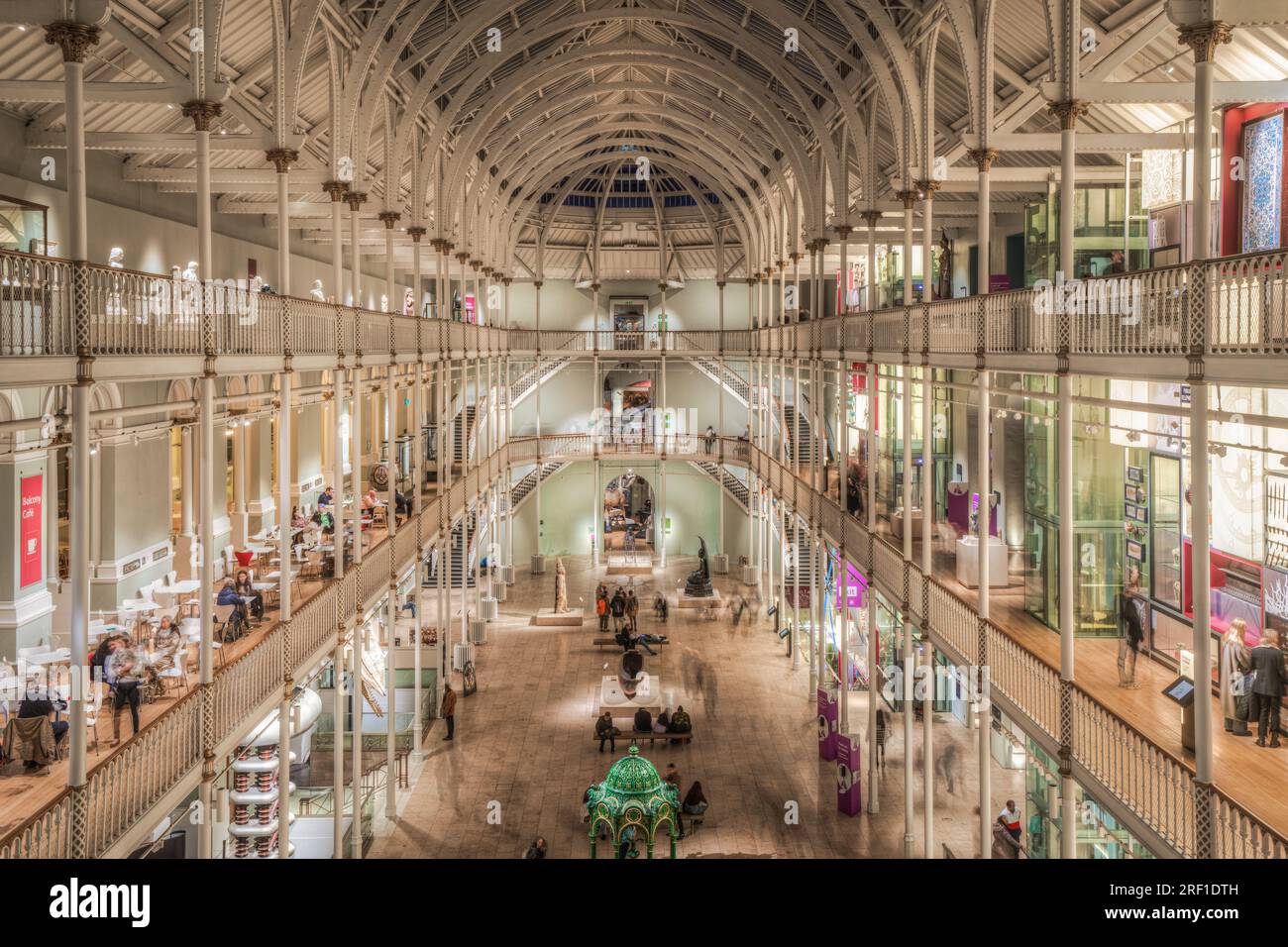 Edimburgo, Scozia, gennaio 2023. La Grand Gallery del National Museum of Scotland, il museo più visitato di Edimburgo Foto Stock