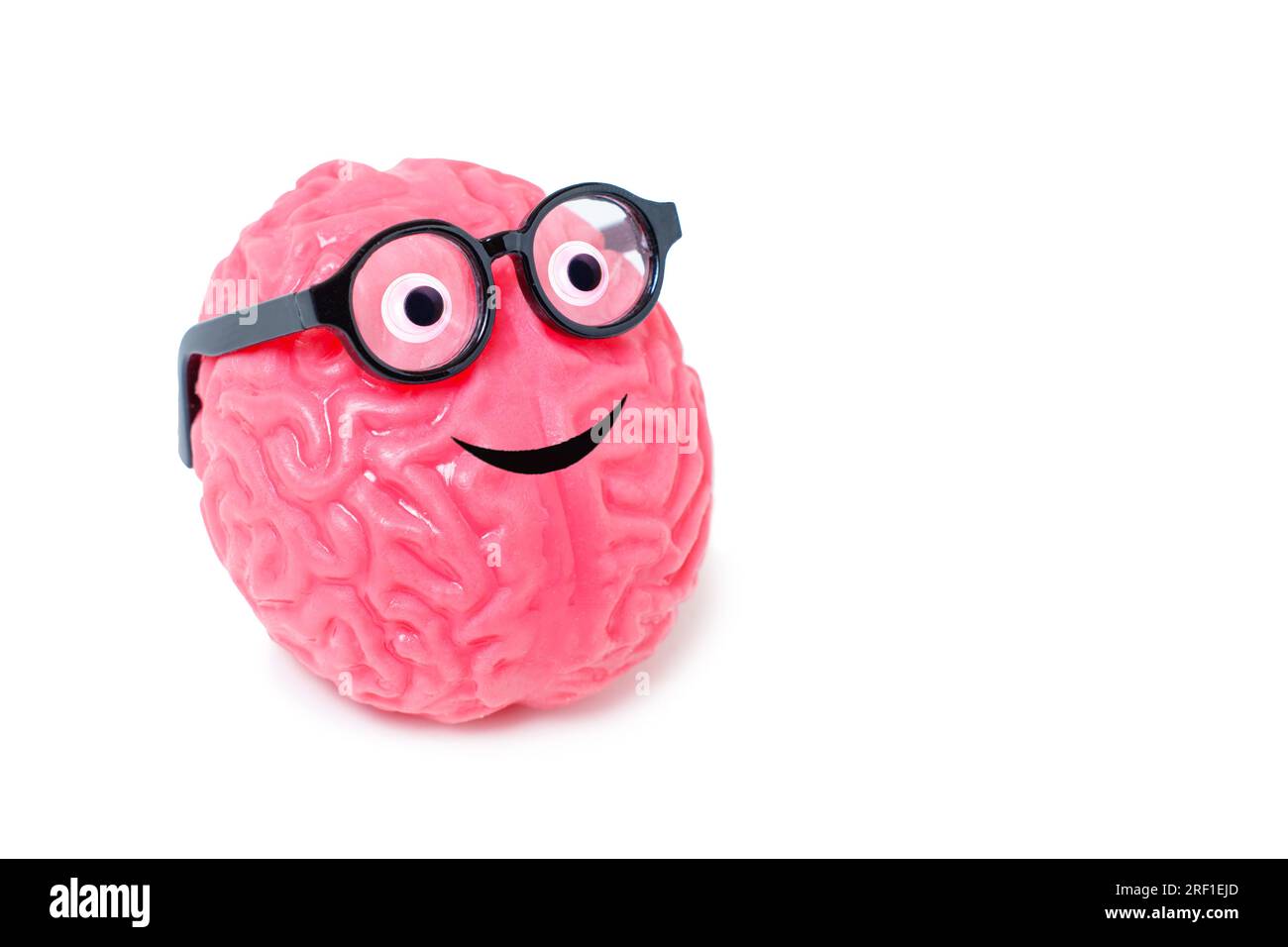 Sorridente compagno di cervello umano con occhi goocchi e occhiali nerd isolati su sfondo bianco con spazio per la copia. Foto Stock