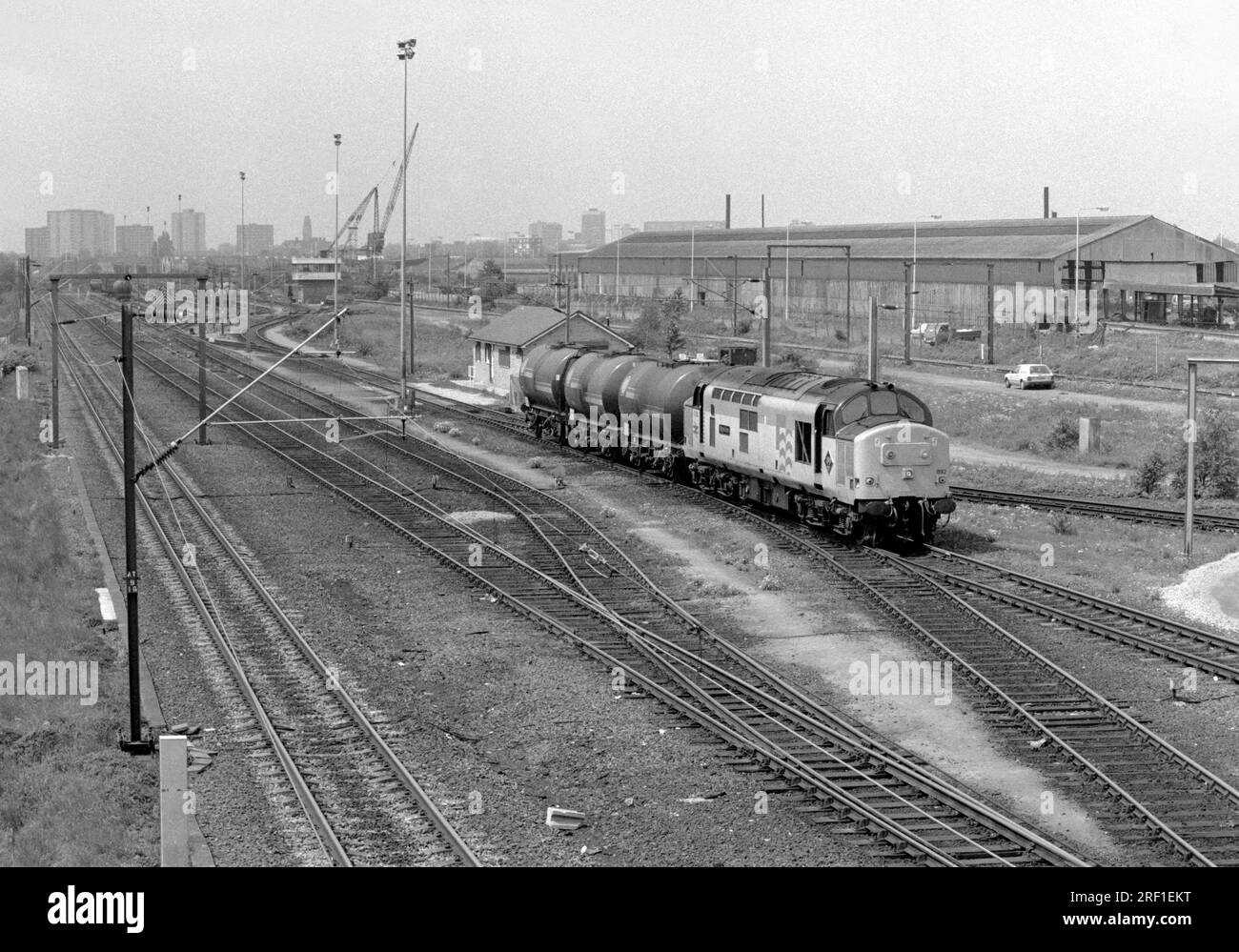 Una locomotiva diesel classe 37 numero 37892 passa attraverso il cantiere ovest di Ripple Lane con un breve treno di serbatoi di petrolio il 20 maggio 1991. Foto Stock