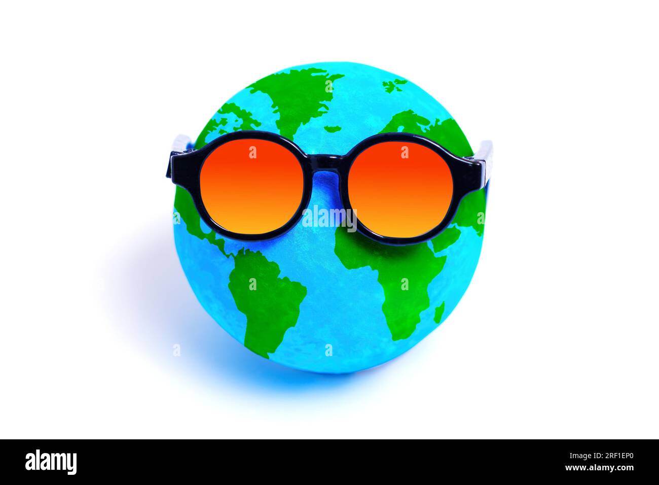 Piccolo globo che indossa occhiali da sole alla moda, che rappresenta l'urgente questione del riscaldamento globale. Consapevolezza ambientale, riscaldamento globale, cambiamento climatico e su Foto Stock