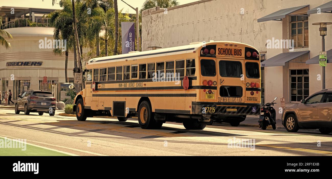 Los Angeles, California USA - 14 aprile 2021: Scuolabus giallo delle scuole del miami dade, vista sul retro. Foto Stock