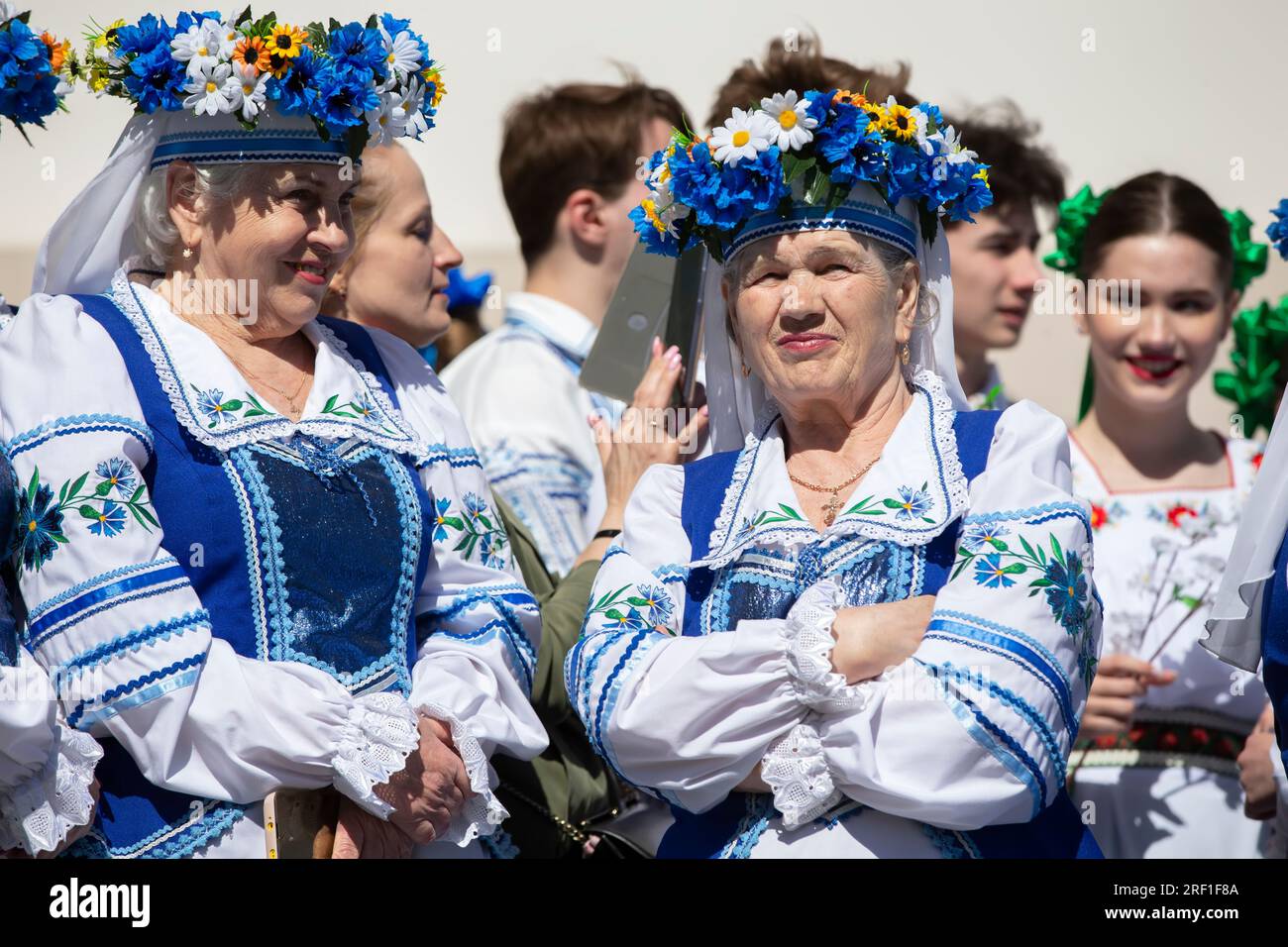 28 aprile 2022. Bielorussia. Regione di Gomil. Festa delle culture slave. Un gruppo di donne bielorusse anziane in costumi etnici. Donne slave nel dr. Nazionale Foto Stock