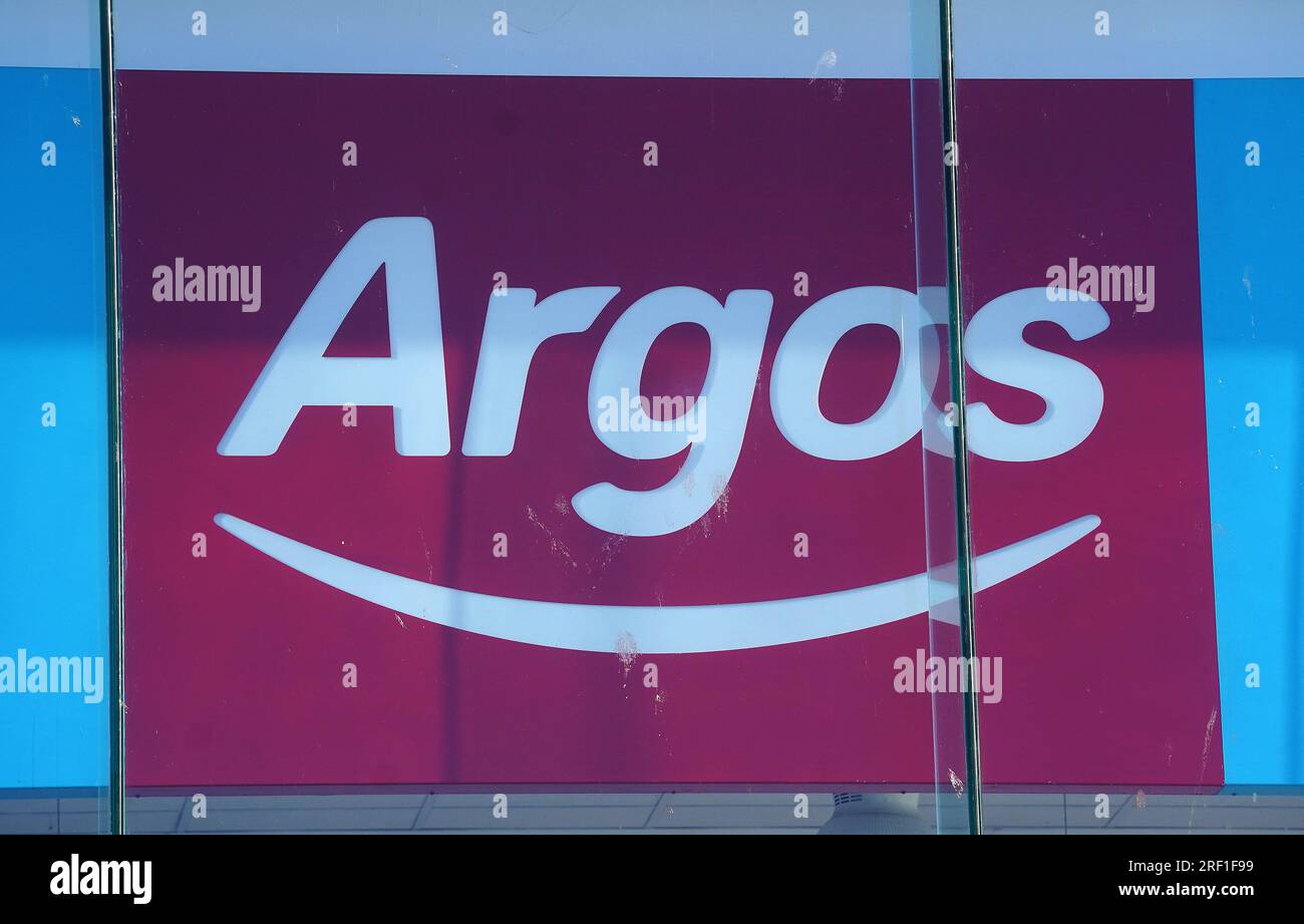 Foto del file non datata di un segno nella finestra di un negozio Argos. Argos è "ben posizionata" per affrontare la sfida di Amazon e di altri giganti del retail online, secondo i capi della casa madre Sainsbury's.. Paula Nickolds, il capo dell'attività commerciale generale del gigante della spesa, tra cui Argos, ha affermato che il marchio retail ha mantenuto il suo "forte legame emotivo con i clienti" nonostante i cambiamenti nelle sue operazioni in mezzo alle mutevoli abitudini dei consumatori. Data di emissione: Lunedì 31 luglio 2023. Foto Stock