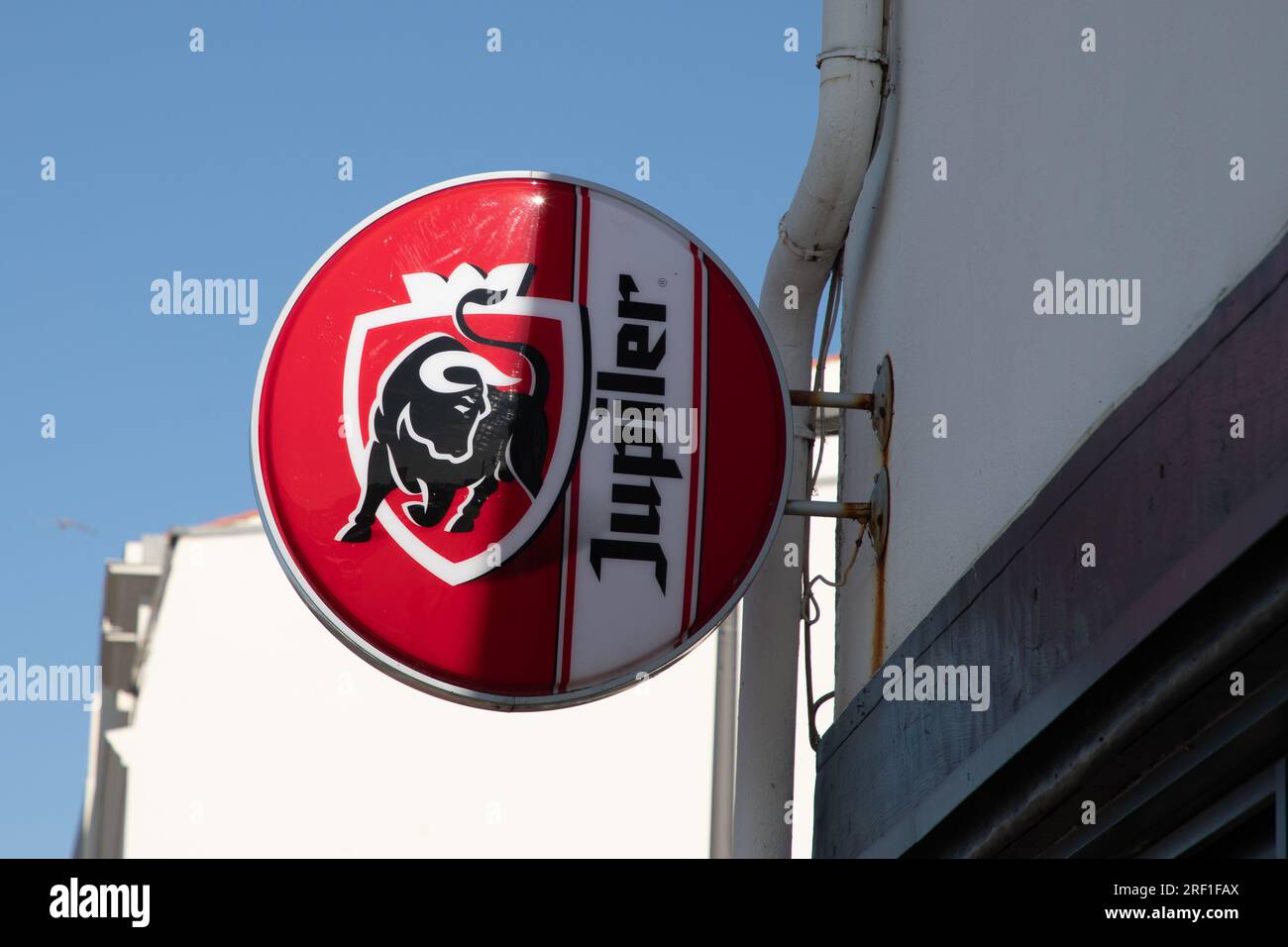 Bordeaux , Francia - 07 28 2023 : marchio del logo Jupiler e segno di testo della birra belgio facciata parete del pub bar ristorante di birre belghe pilsner leggere Foto Stock