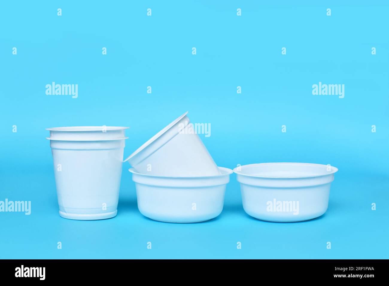 Diversi imballaggi per rifiuti in plastica su sfondo blu Foto Stock