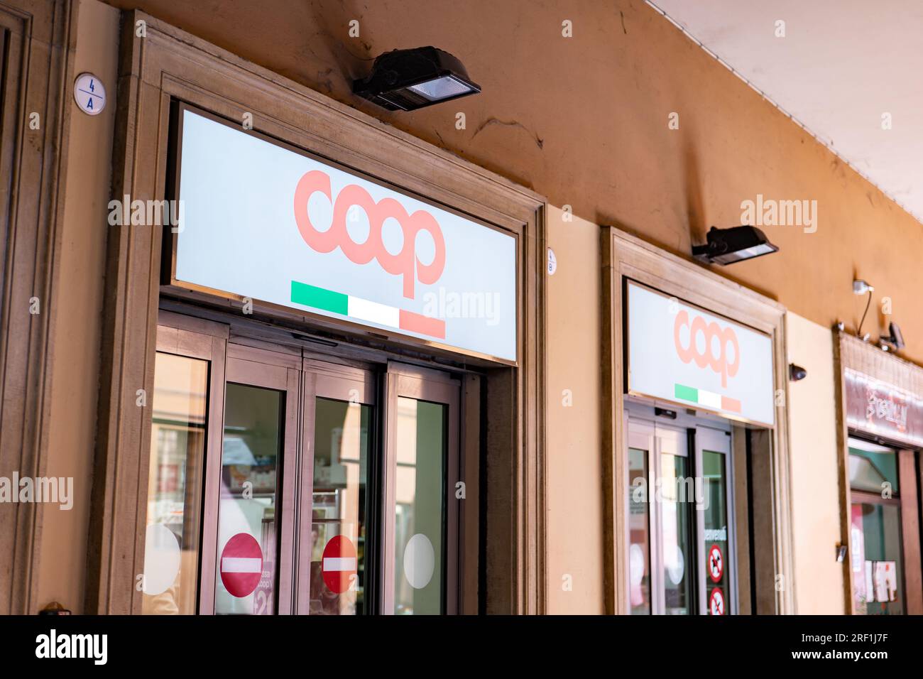 BOLOGNA, ITALIA - 19 APRILE 2022: Minimarket Coop vetrina e porta a Bologna, Italia con logo della bandiera italiana Foto Stock